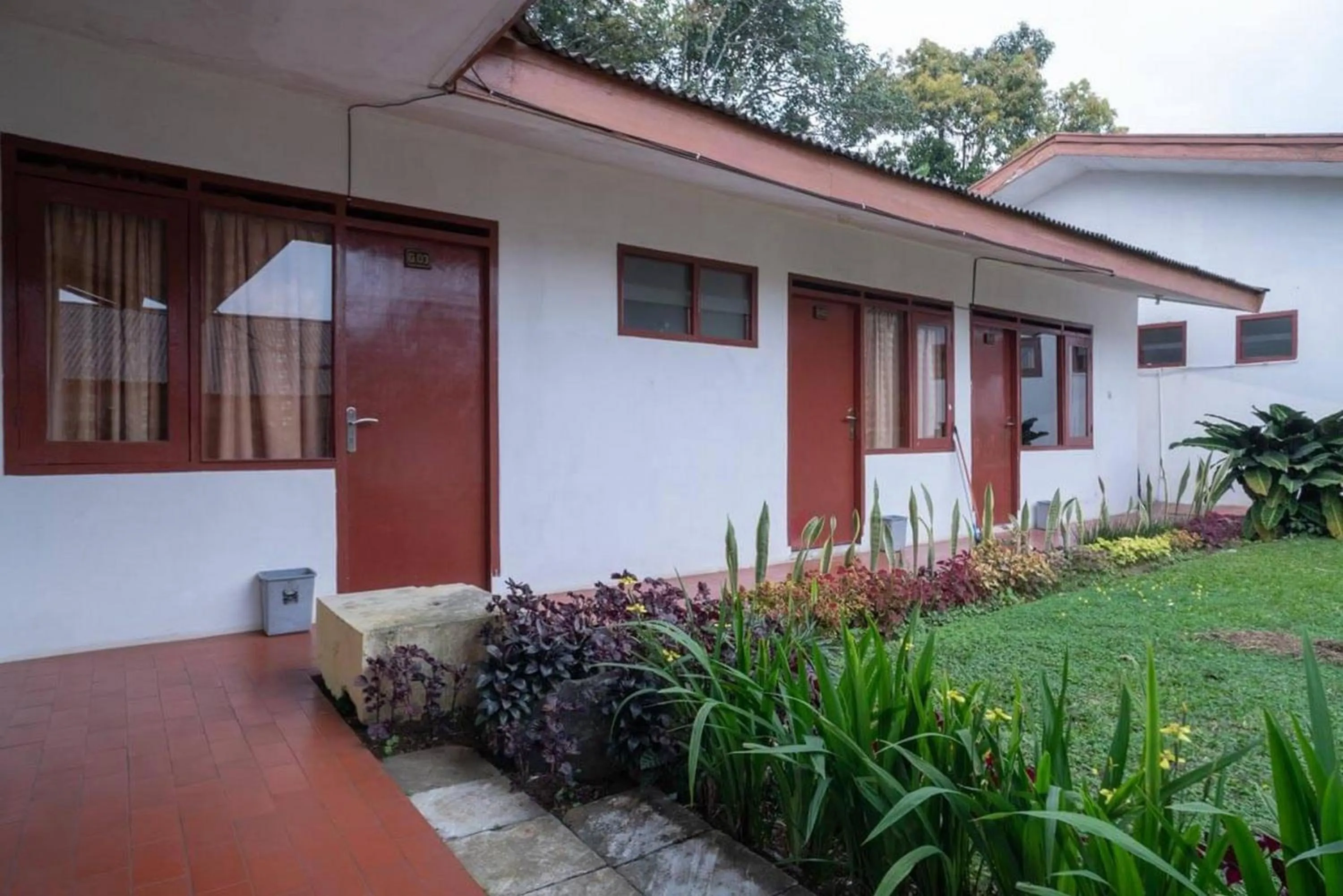 Facade/entrance in Burangrang Village Mitra RedDoorz