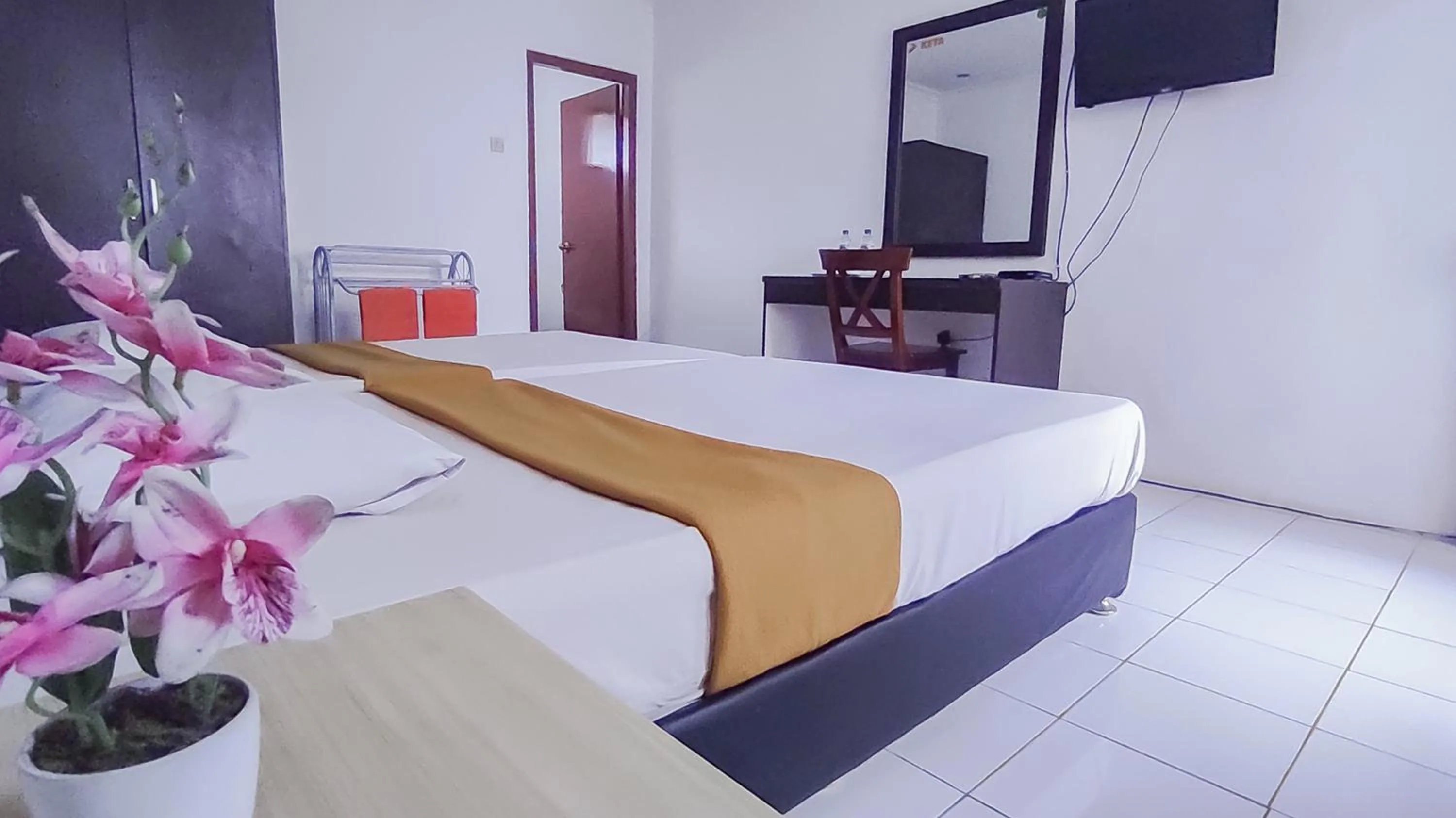 Bed in Burangrang Village Mitra RedDoorz