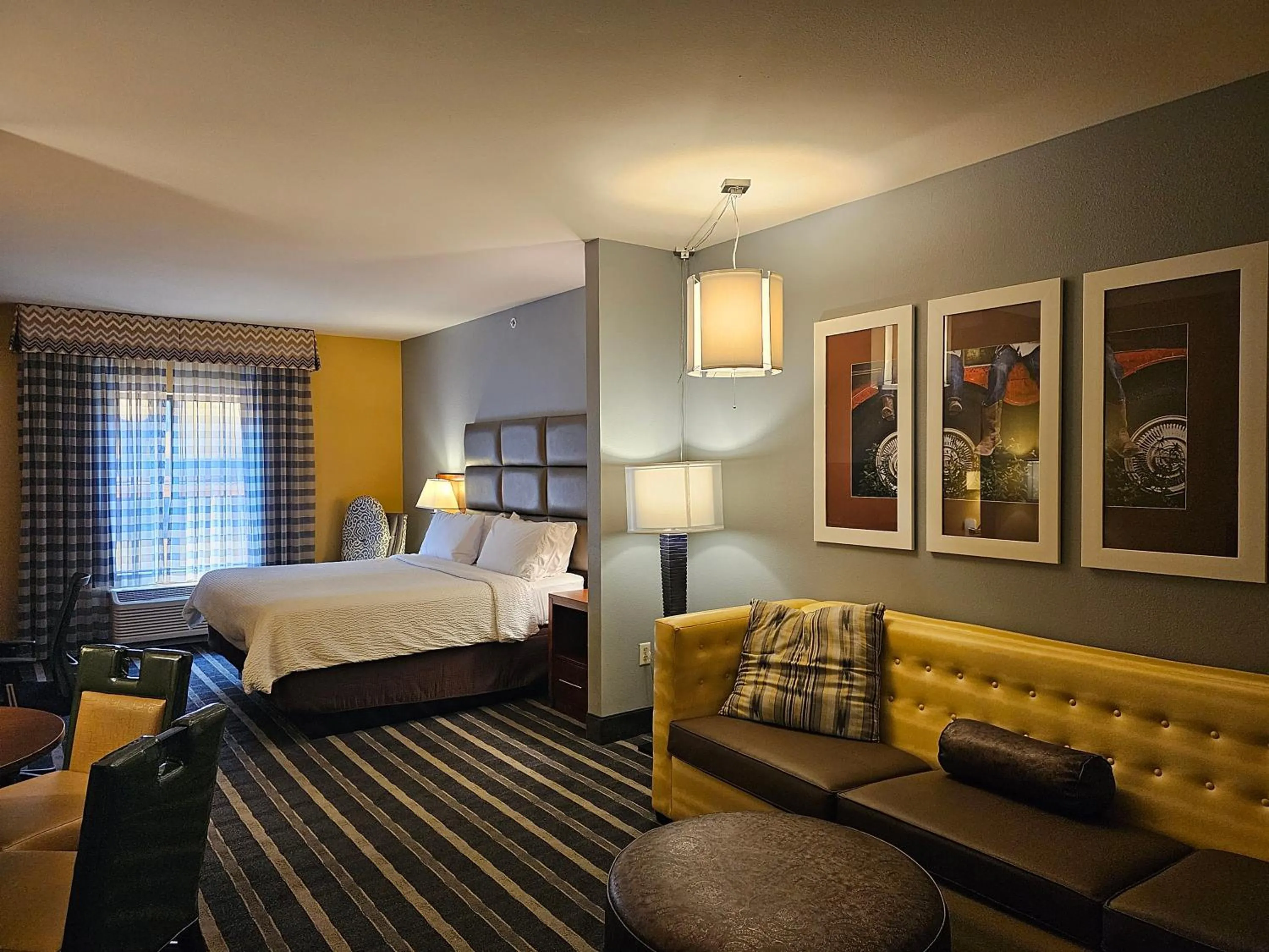 Photo of the whole room, Bed in Holiday Inn Express & Suites Perry-National Fairground Area by IHG