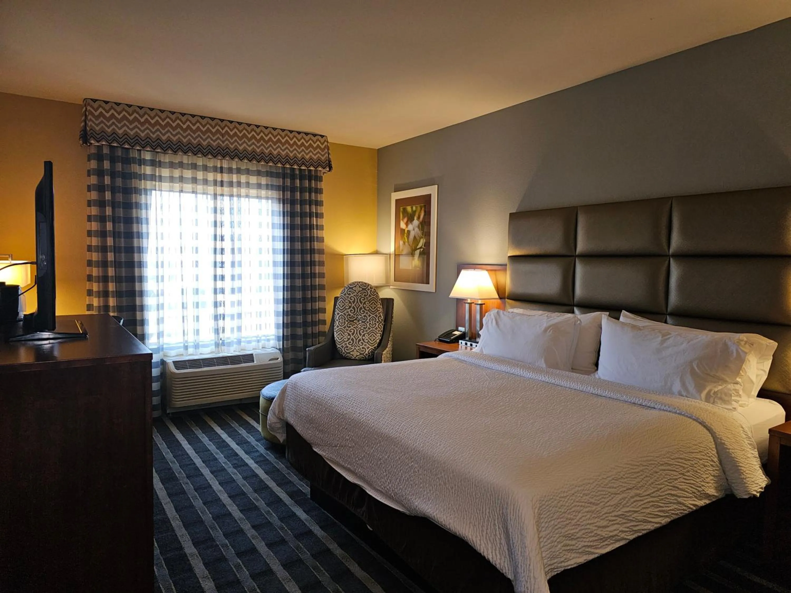 Photo of the whole room, Bed in Holiday Inn Express & Suites Perry-National Fairground Area by IHG
