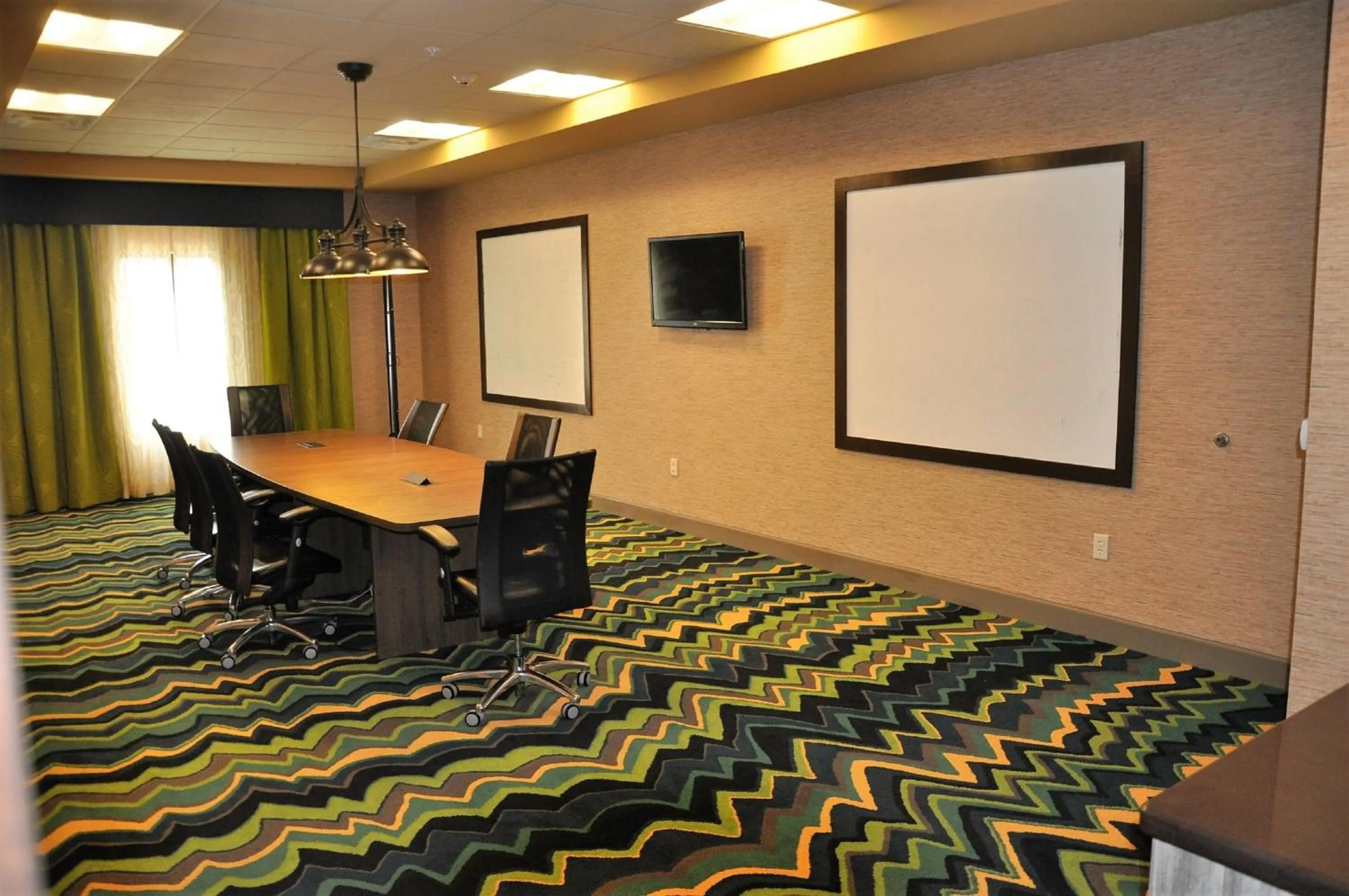Meeting/conference room in Holiday Inn Express & Suites Perry-National Fairground Area by IHG