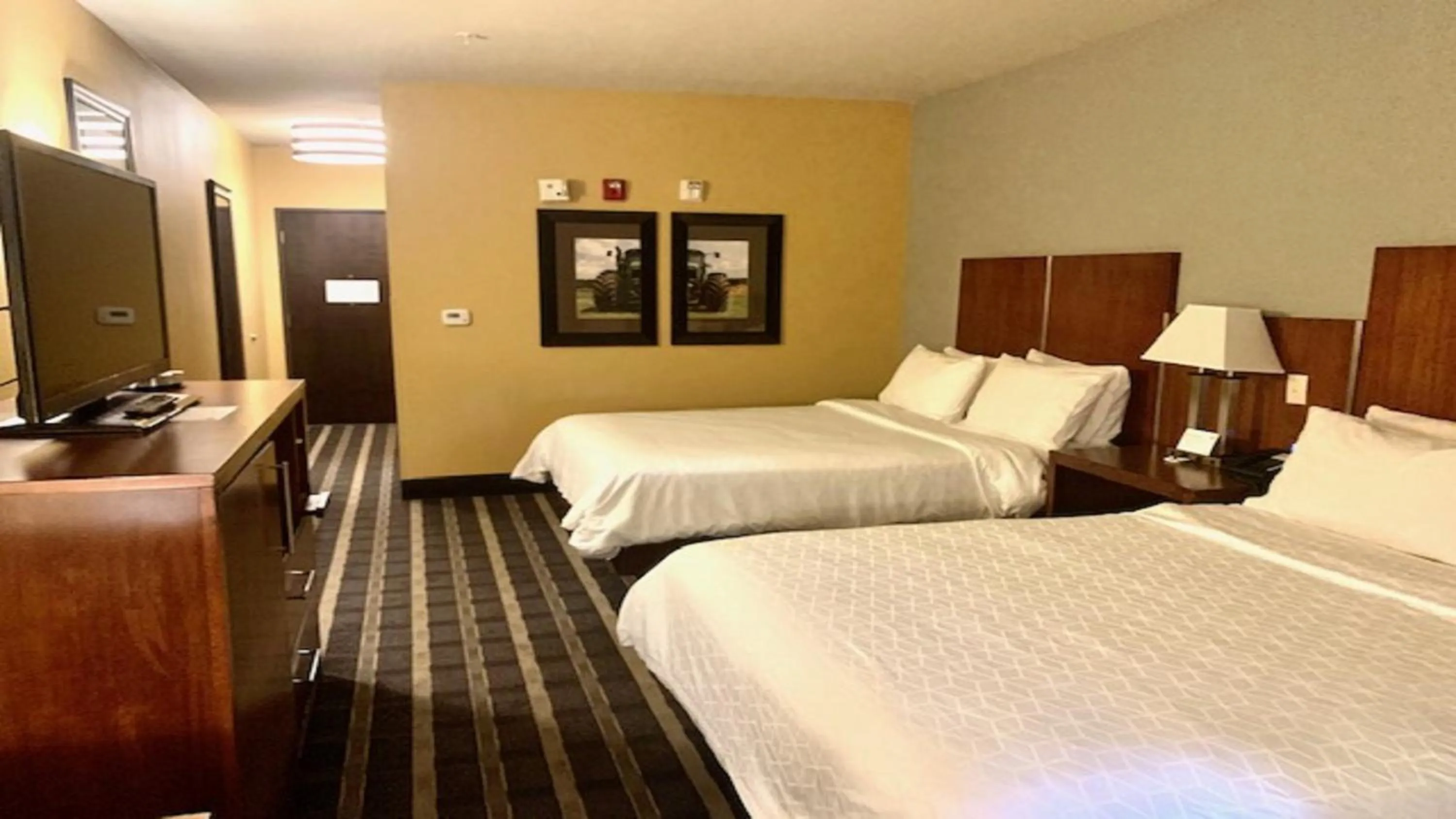 Photo of the whole room, Bed in Holiday Inn Express & Suites Perry-National Fairground Area by IHG