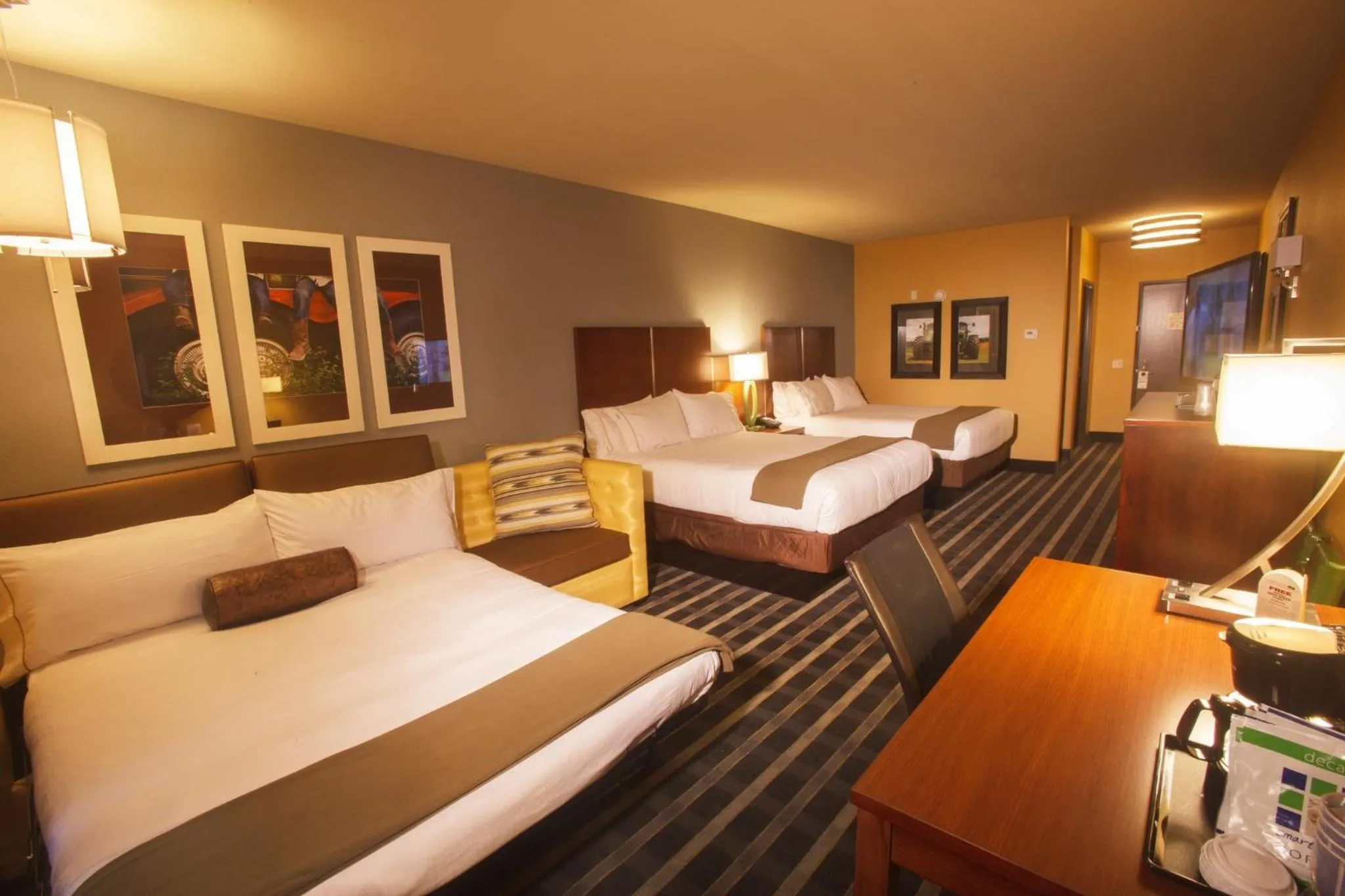 Photo of the whole room, Bed in Holiday Inn Express & Suites Perry-National Fairground Area by IHG