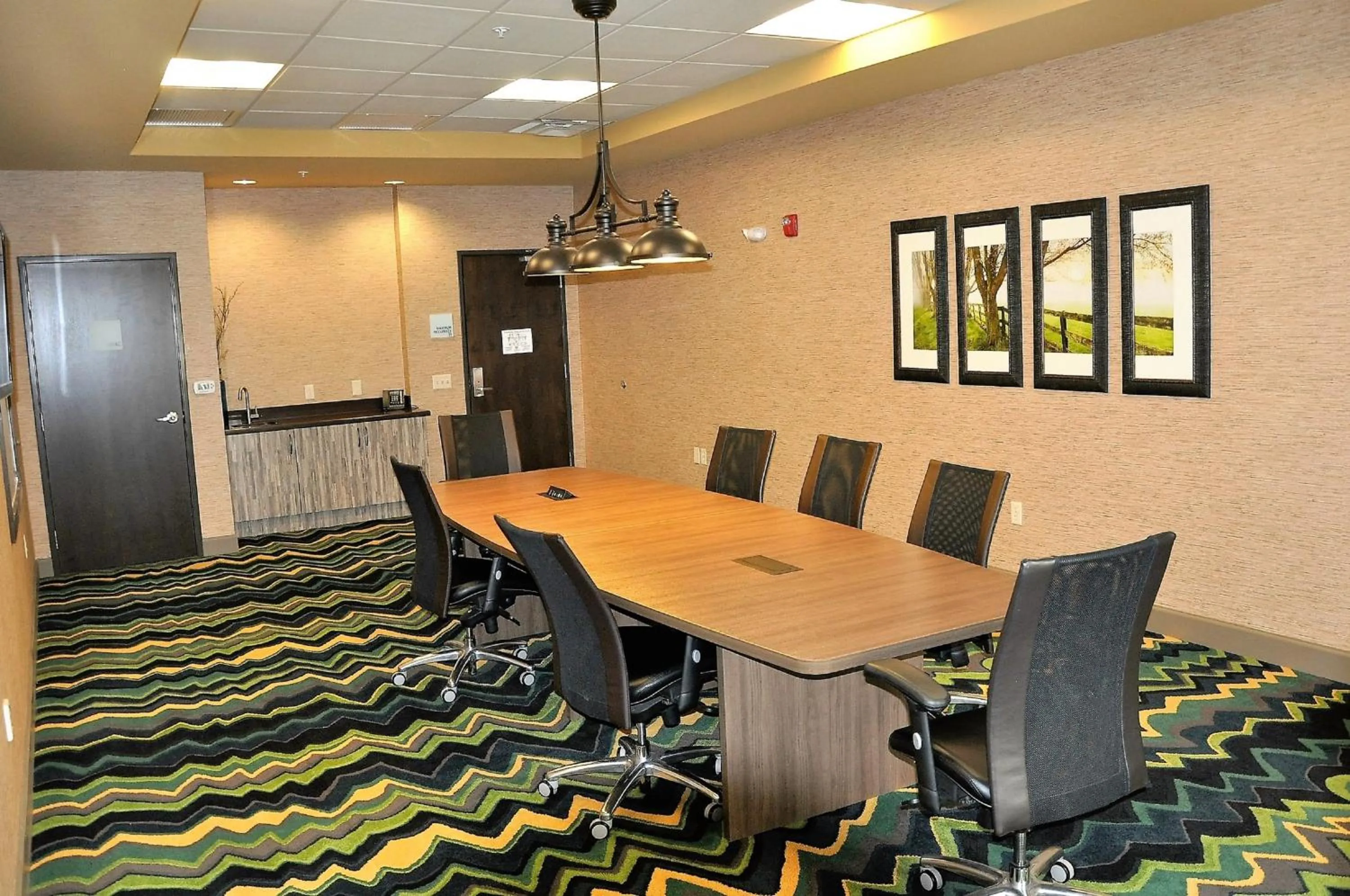 Meeting/conference room in Holiday Inn Express & Suites Perry-National Fairground Area by IHG