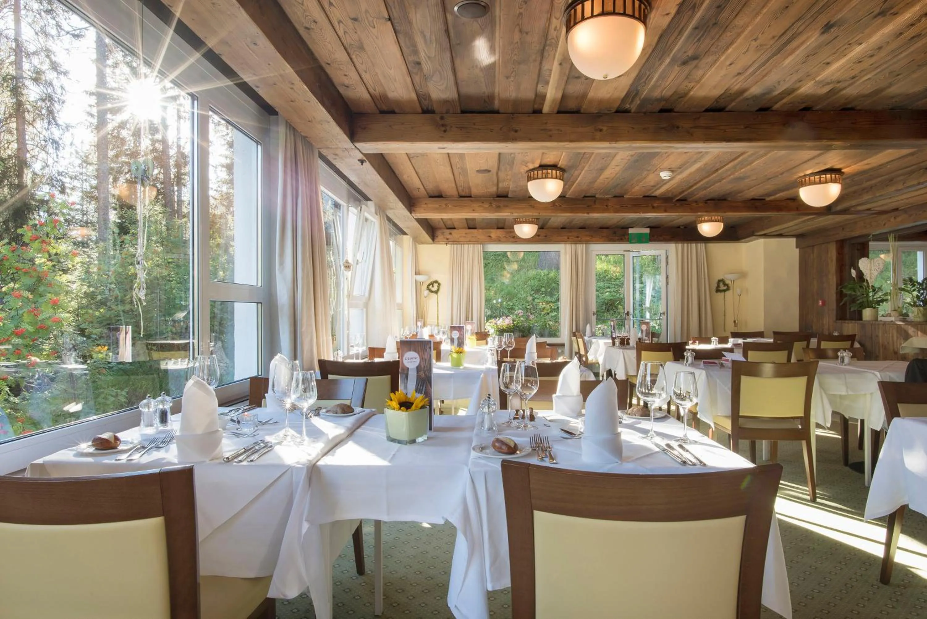 Restaurant/places to eat in Sunstar Hotel Arosa