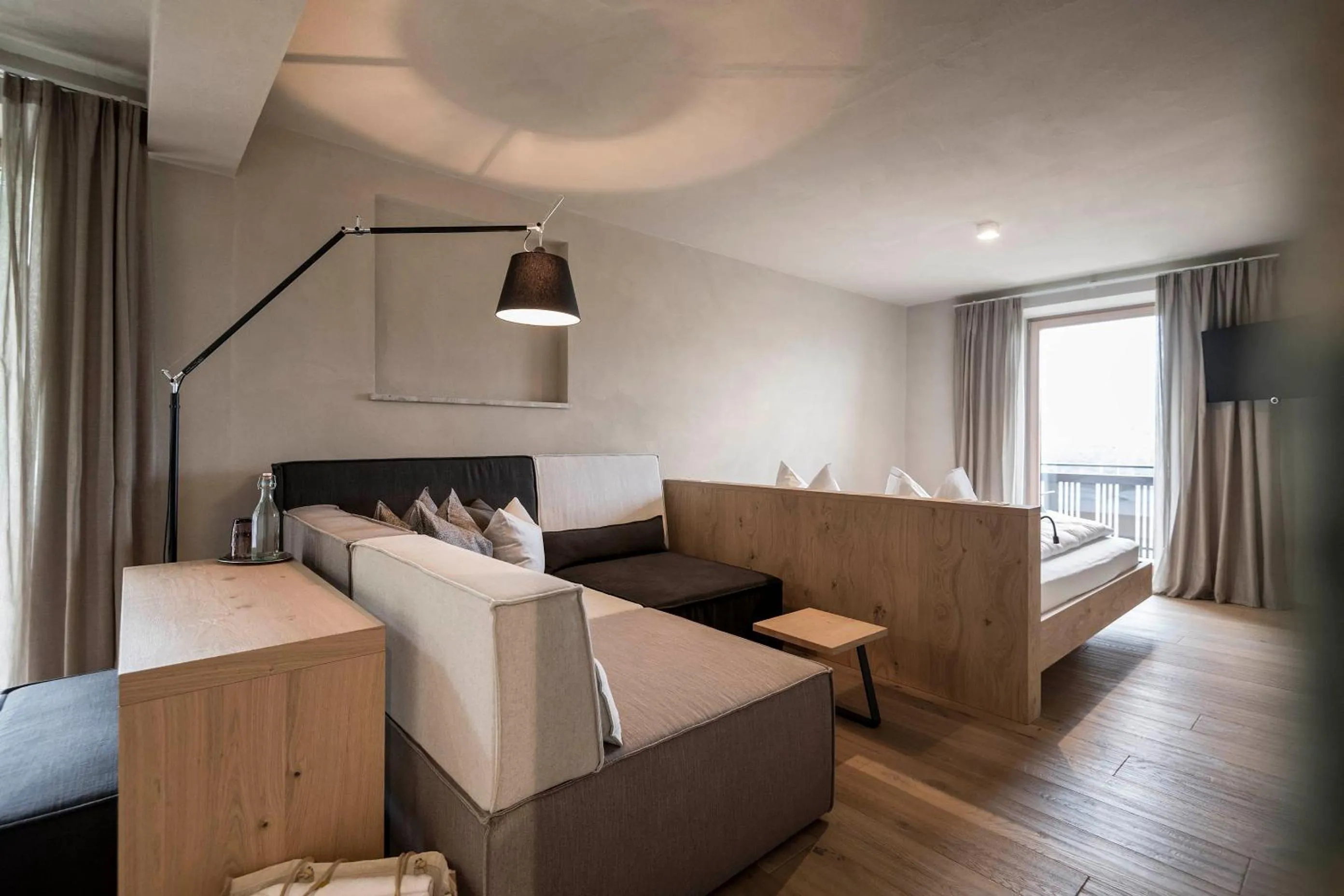 Seating area, Bed in Das Wanda