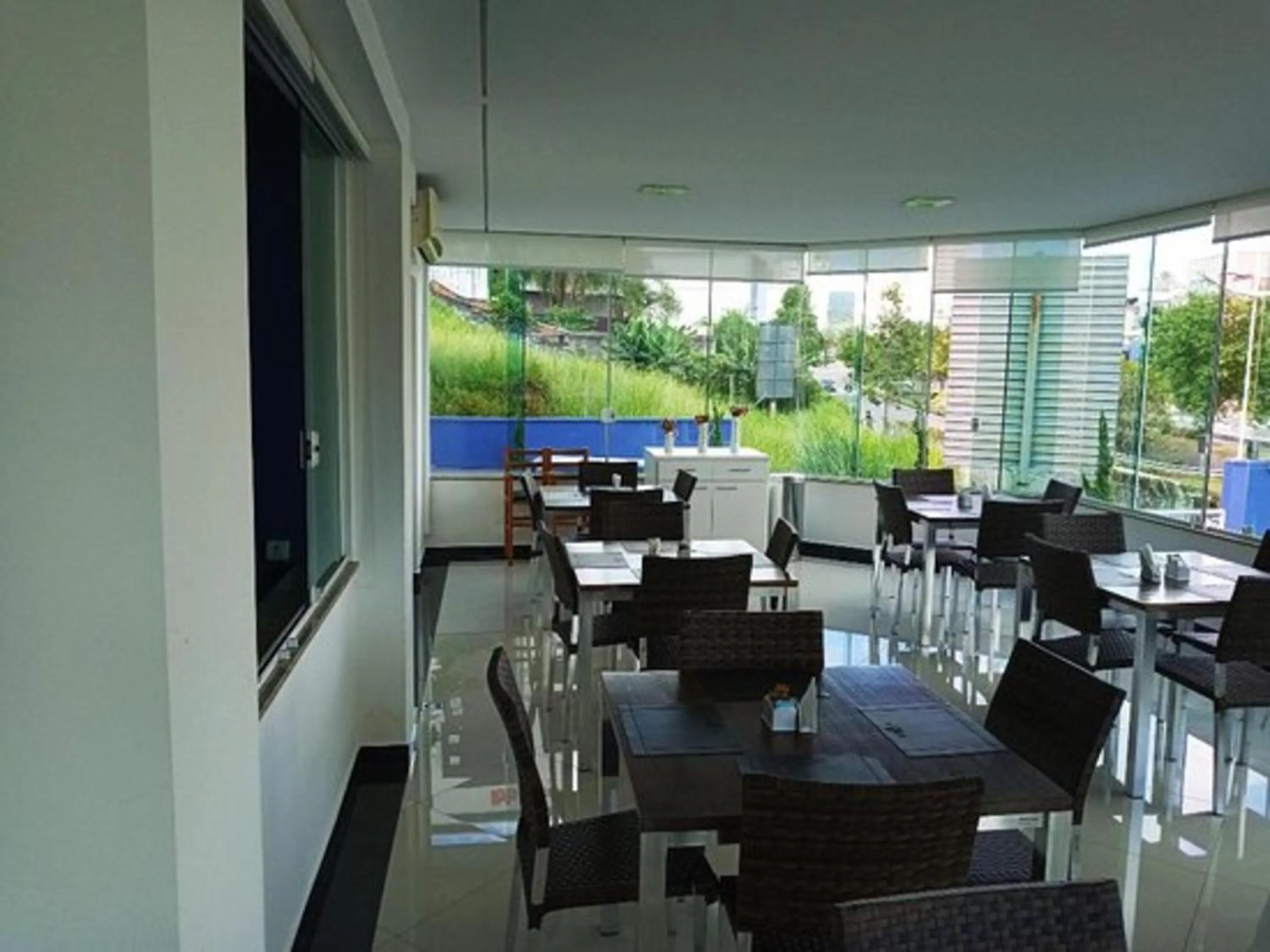Restaurant/places to eat in Millian Hotel