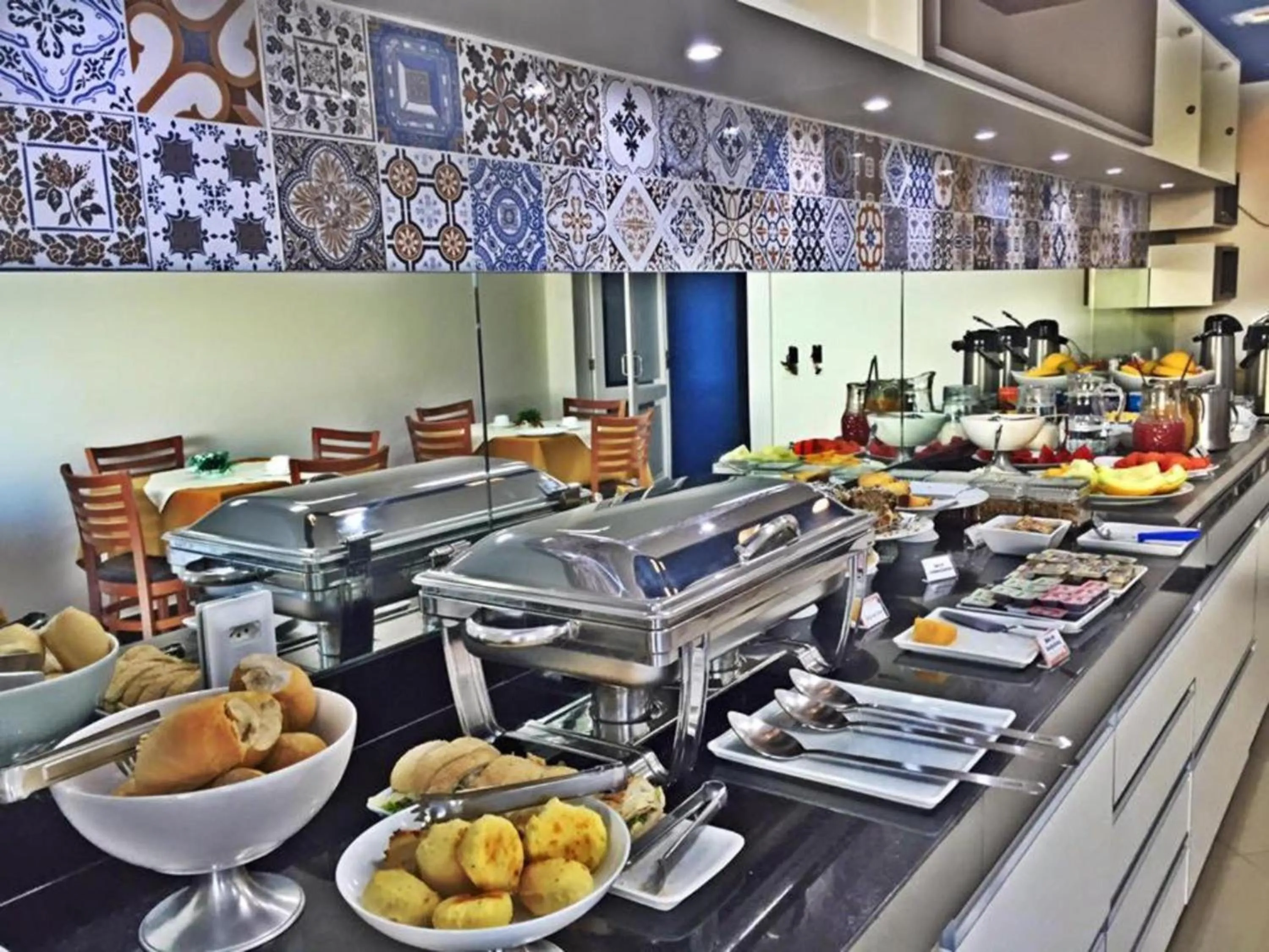 Restaurant/places to eat in Millian Hotel