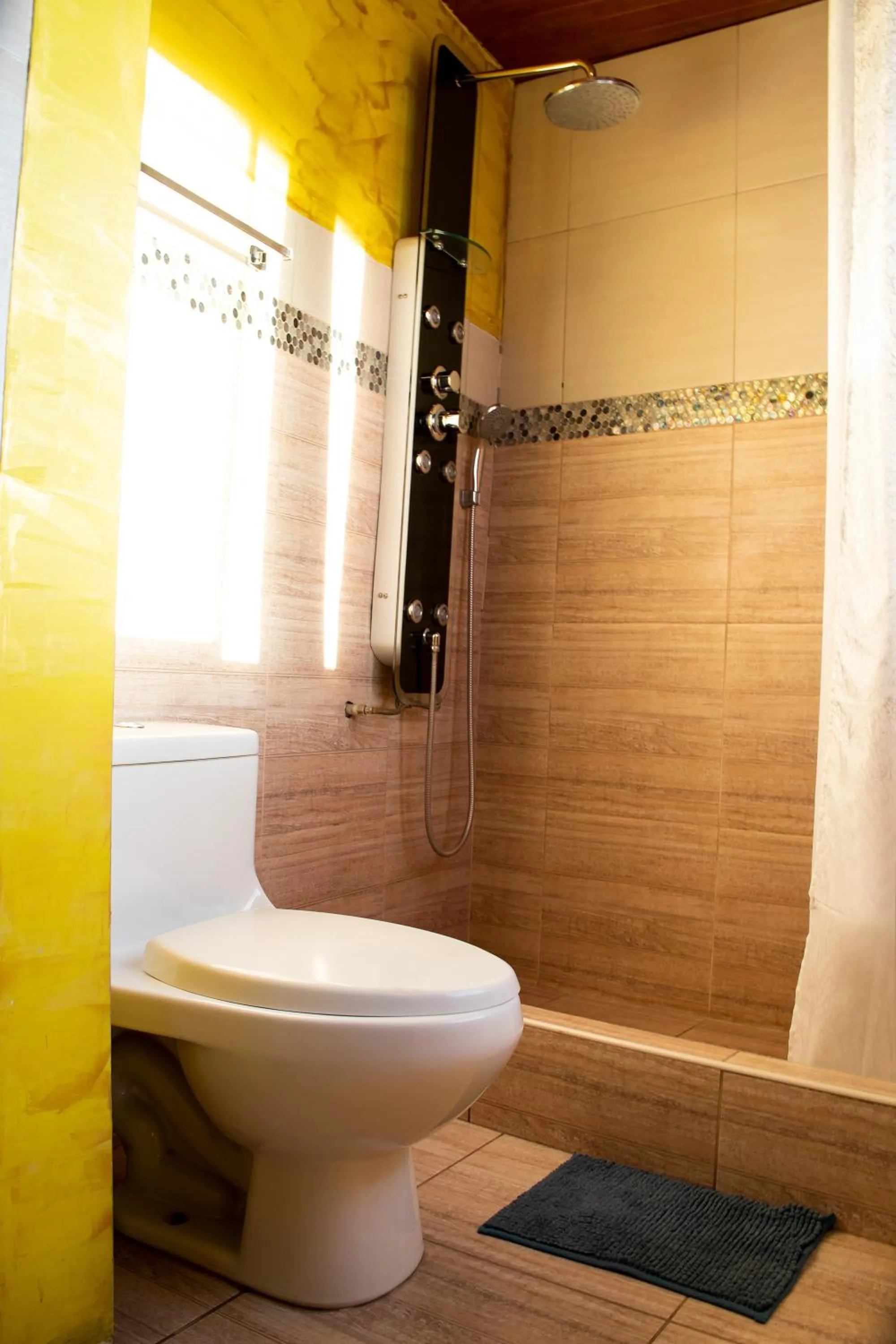 Shower in Tambo del Solar