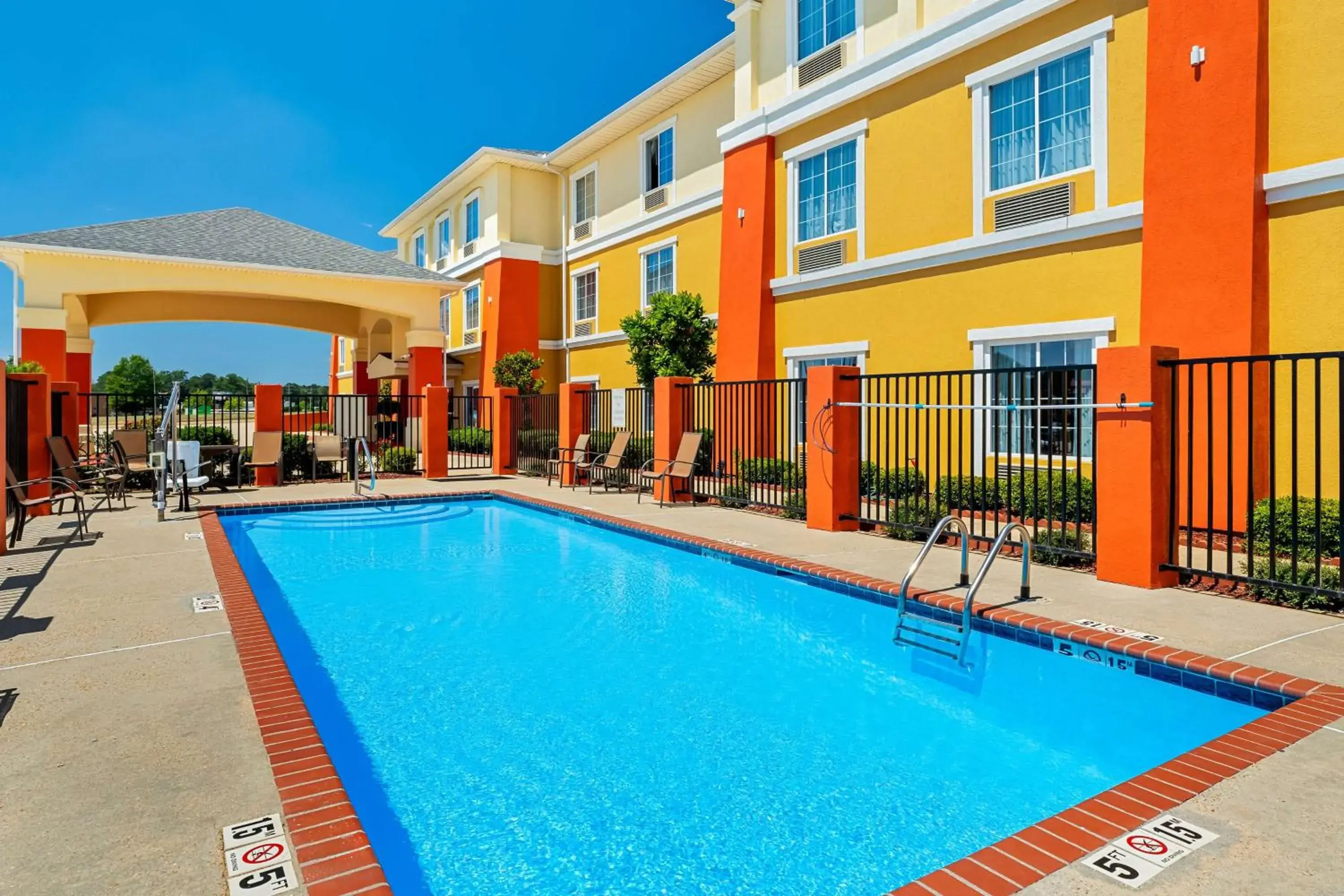 Pool view in Best Western Plus - Magee Inn & Suites Pool view in Best Western Plus - Magee Inn & Suites