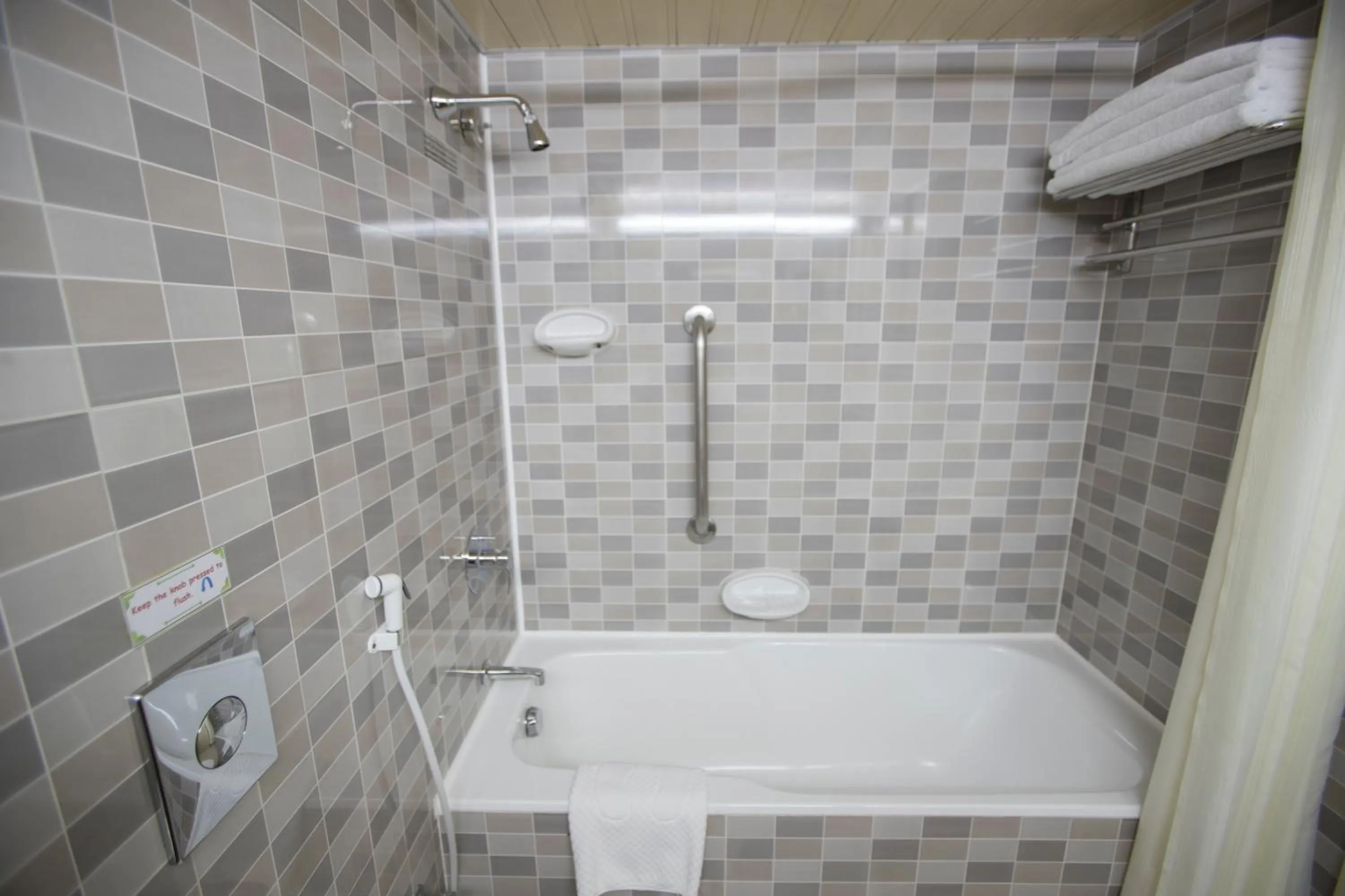 Shower in Hotel Muscat Holiday