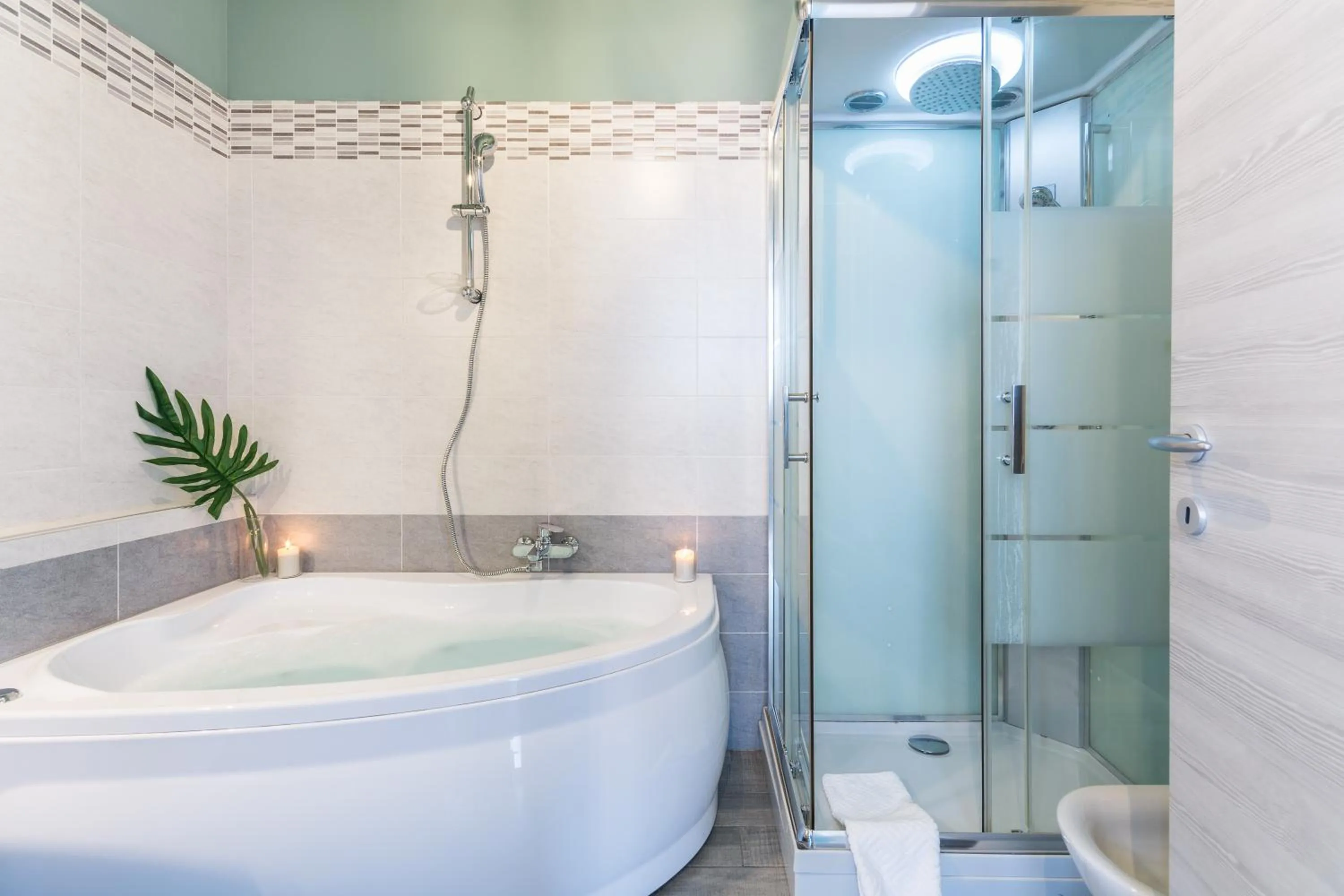 Bath in 4 Star Bologna Train Station - Self Check-In