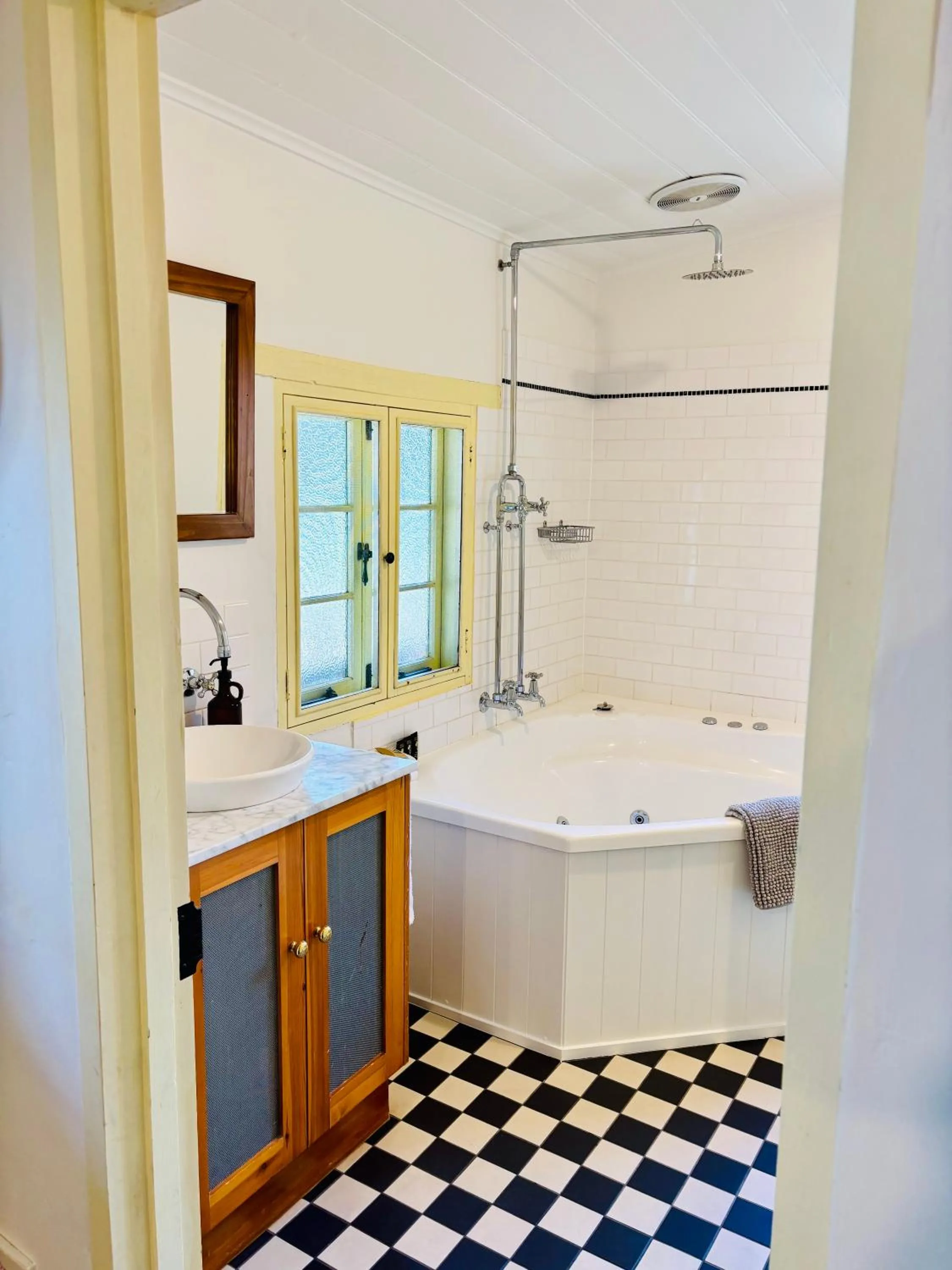 Shower in Goat Square House - Historic Row Cottages