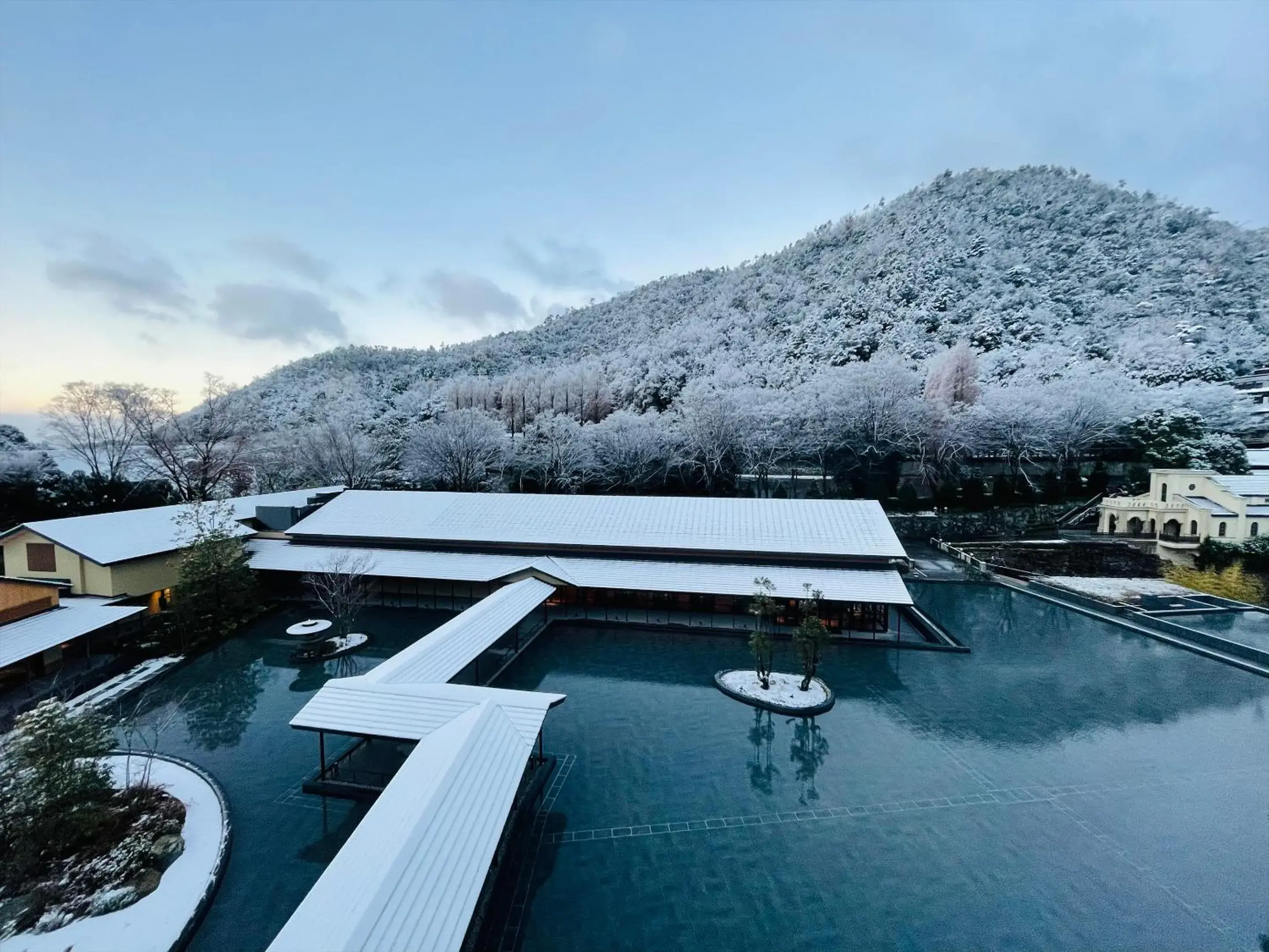 Property building in ROKU KYOTO, LXR Hotels & Resorts by Hilton Property building in ROKU KYOTO, LXR Hotels & Resorts by Hilton