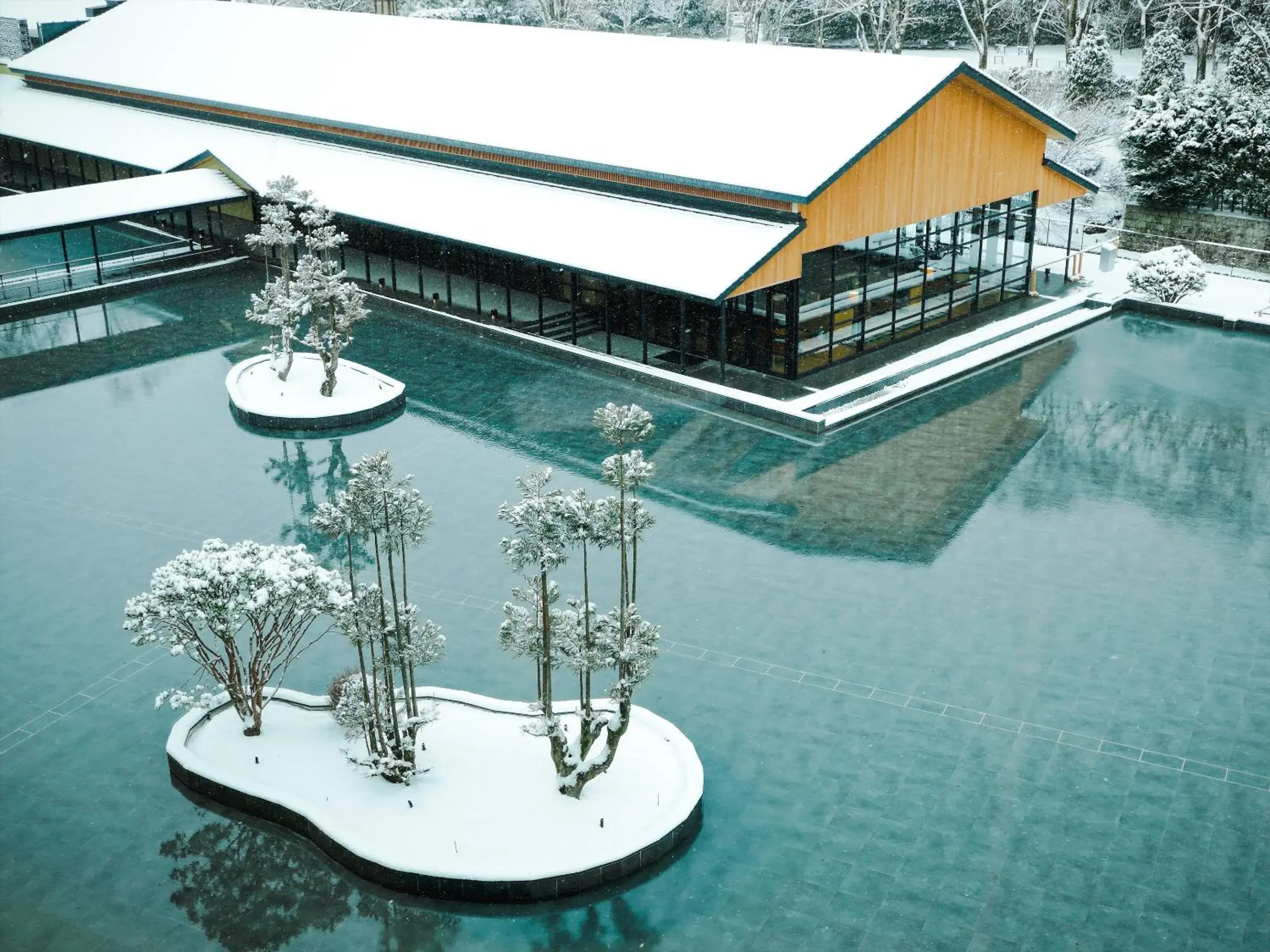 Property building in ROKU KYOTO, LXR Hotels & Resorts by Hilton Property building in ROKU KYOTO, LXR Hotels & Resorts by Hilton