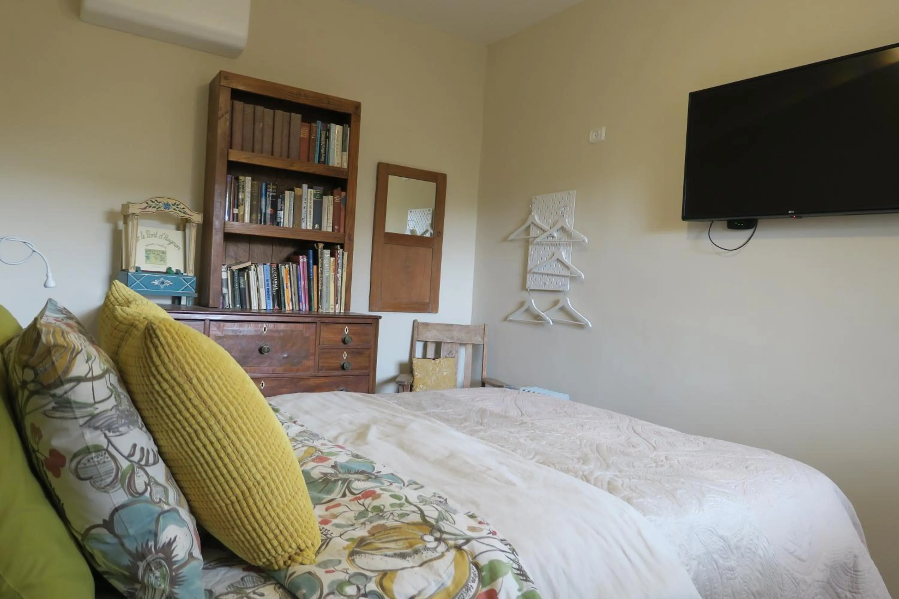 Library, Bed in Krivine B&B