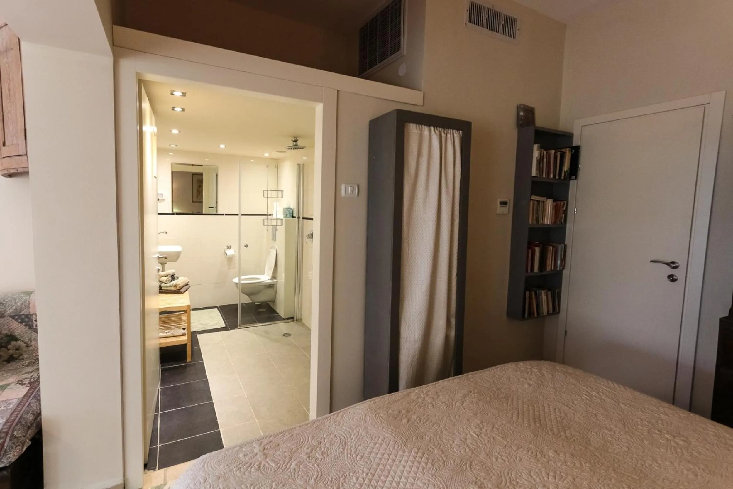 Bathroom, Bed in Krivine B&B