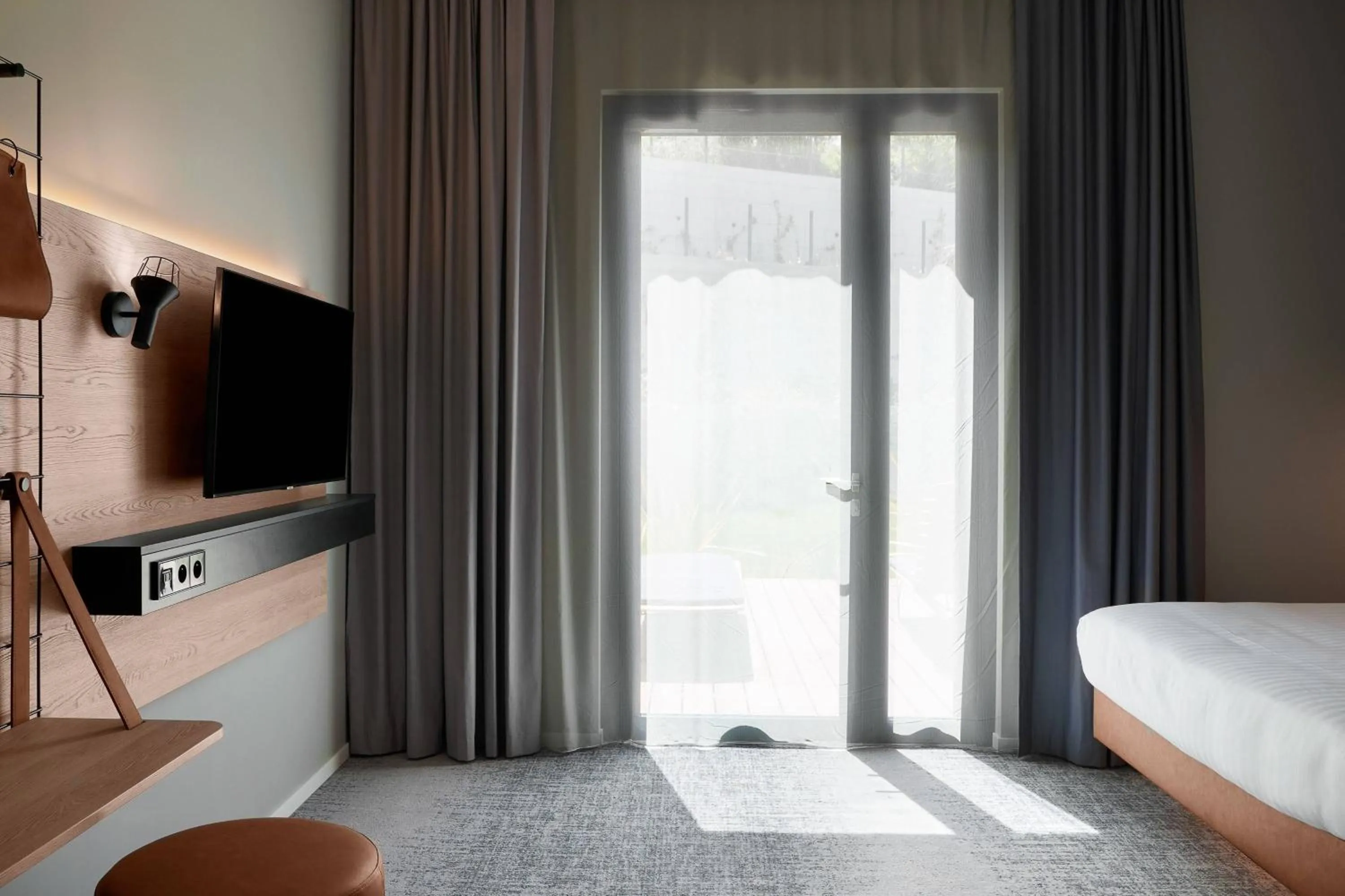 Photo of the whole room, Bed in Moxy Sophia Antipolis