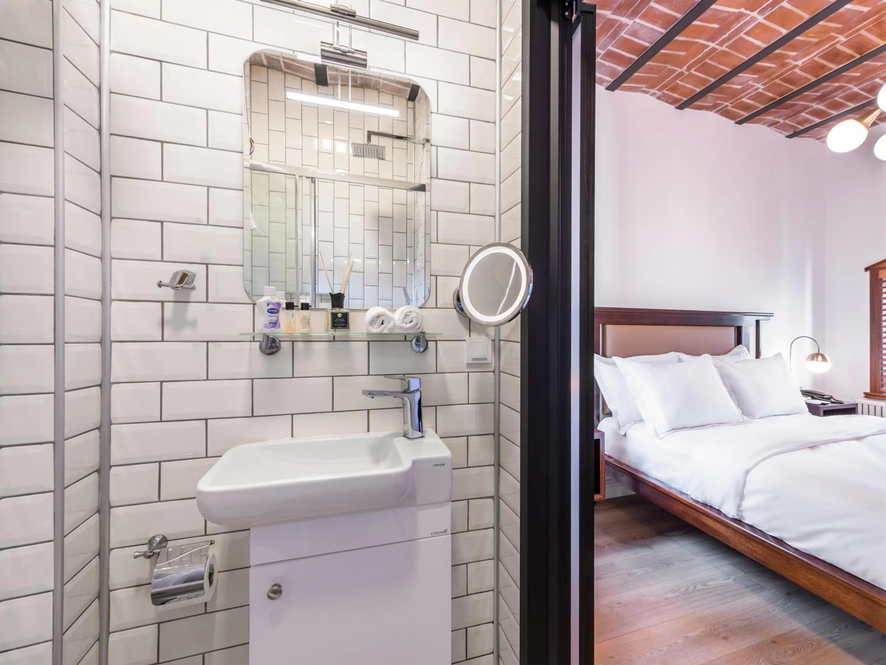 Shower, Bed in PeraNox Boutique Hotel