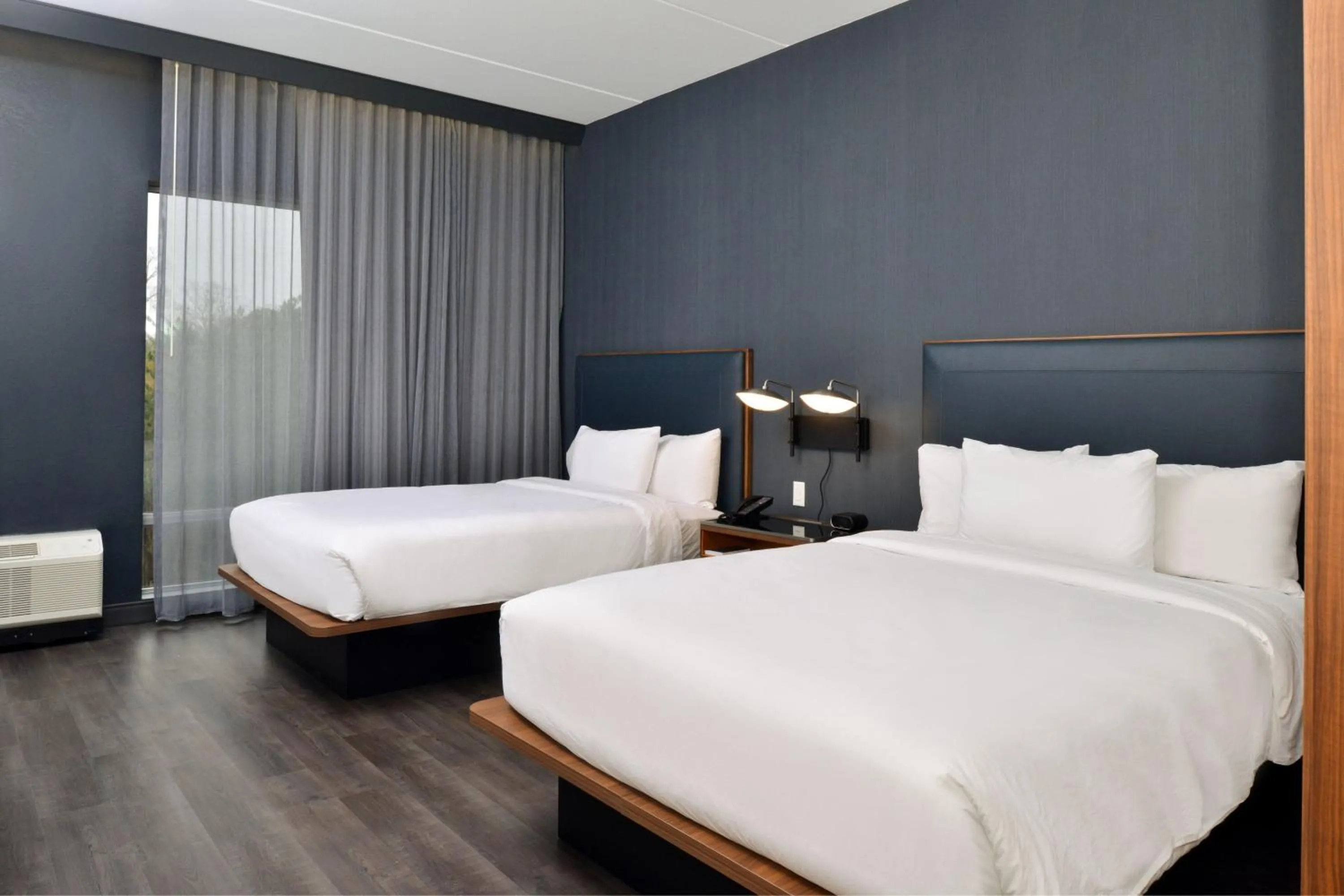 Photo of the whole room, Bed in Courtyard by Marriott Raleigh Cary Crossroads