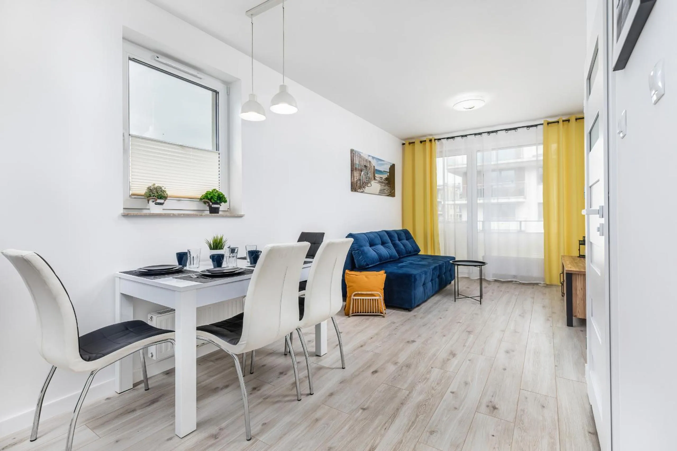 Communal lounge/ TV room in Apartamenty Osiedle Bursztynowe II by Noclegi Renters