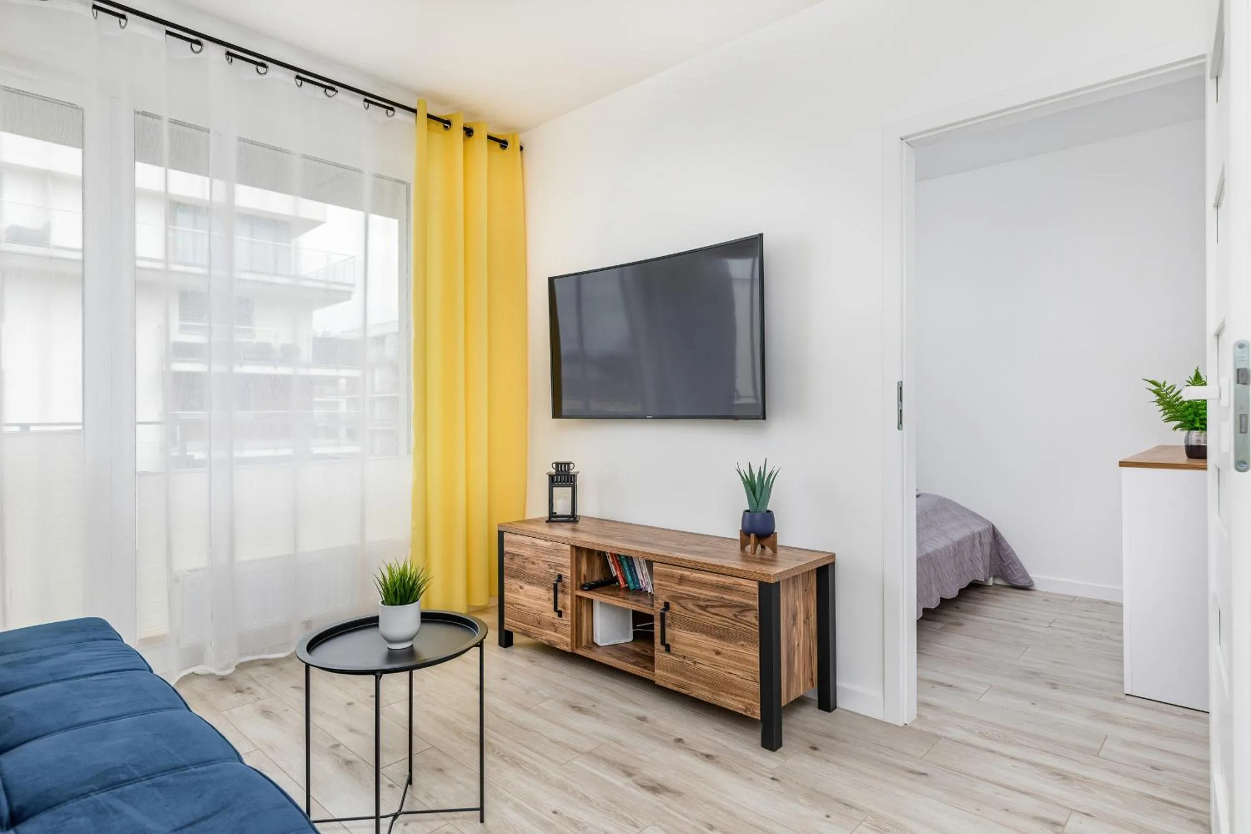 Communal lounge/ TV room in Apartamenty Osiedle Bursztynowe II by Noclegi Renters
