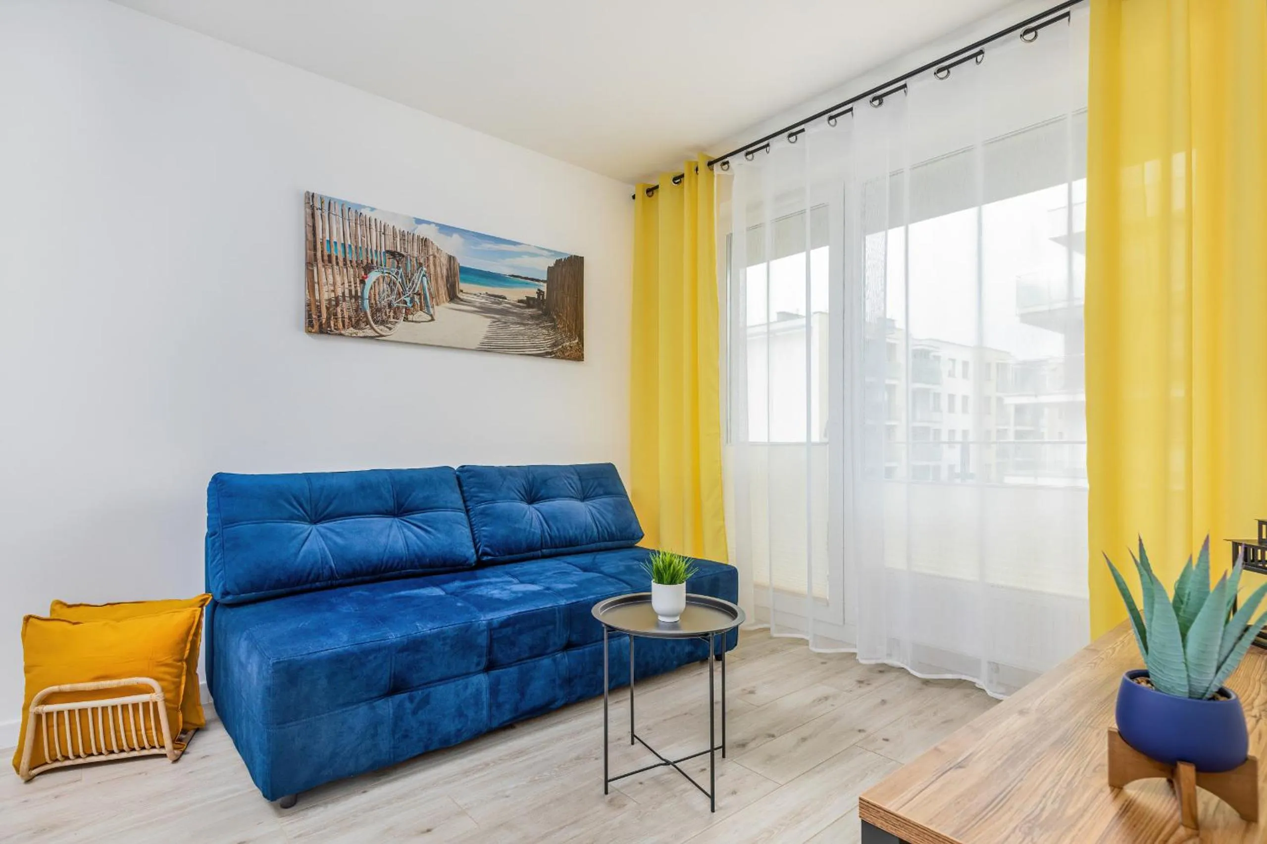 Communal lounge/ TV room in Apartamenty Osiedle Bursztynowe II by Noclegi Renters