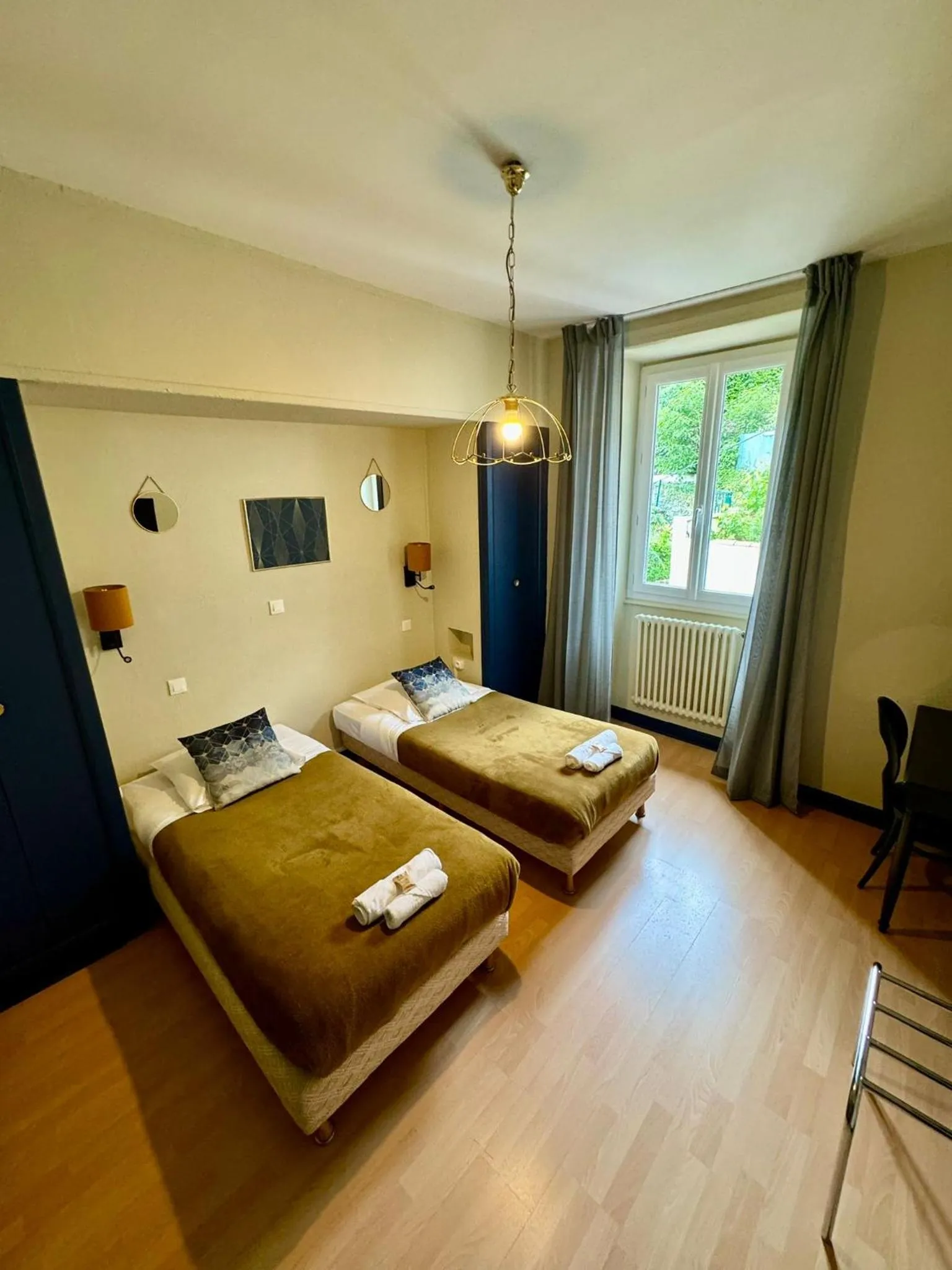 Inner courtyard view, Bed in Grand hôtel de l'Europe