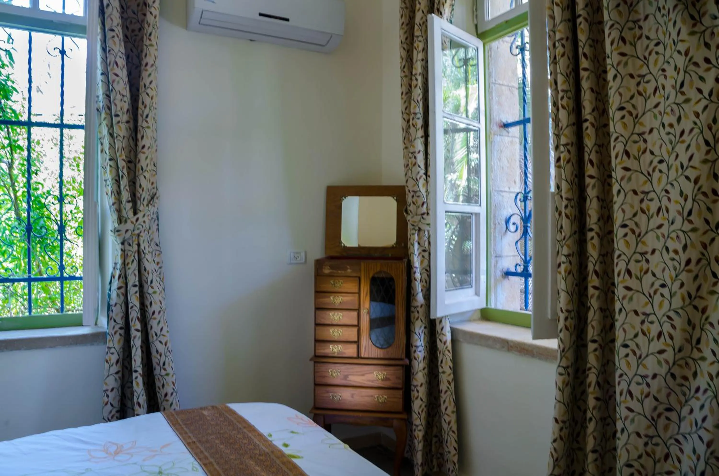 Day, Bed in Jerusalem Garden Home