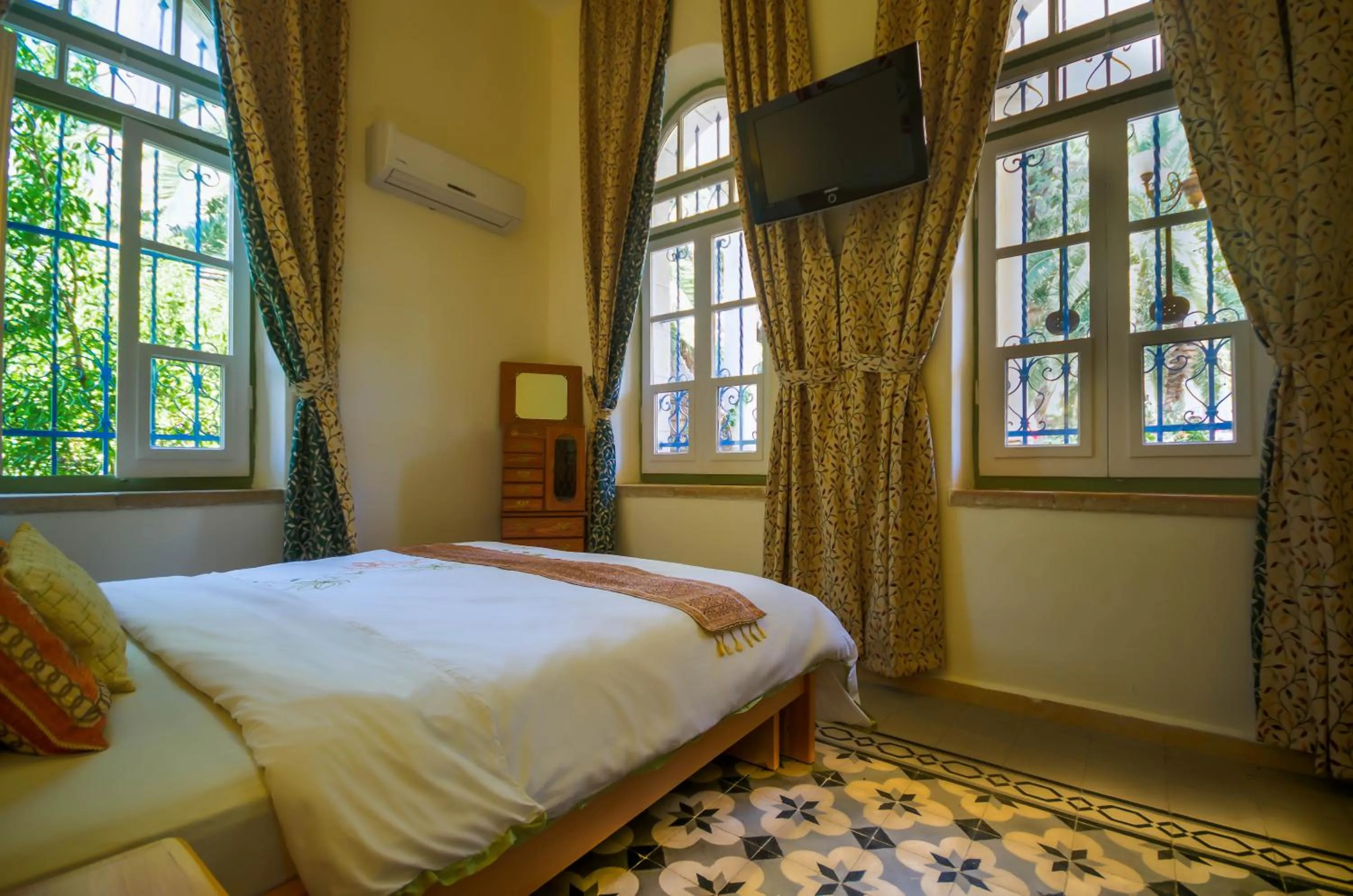 Day, Bed in Jerusalem Garden Home