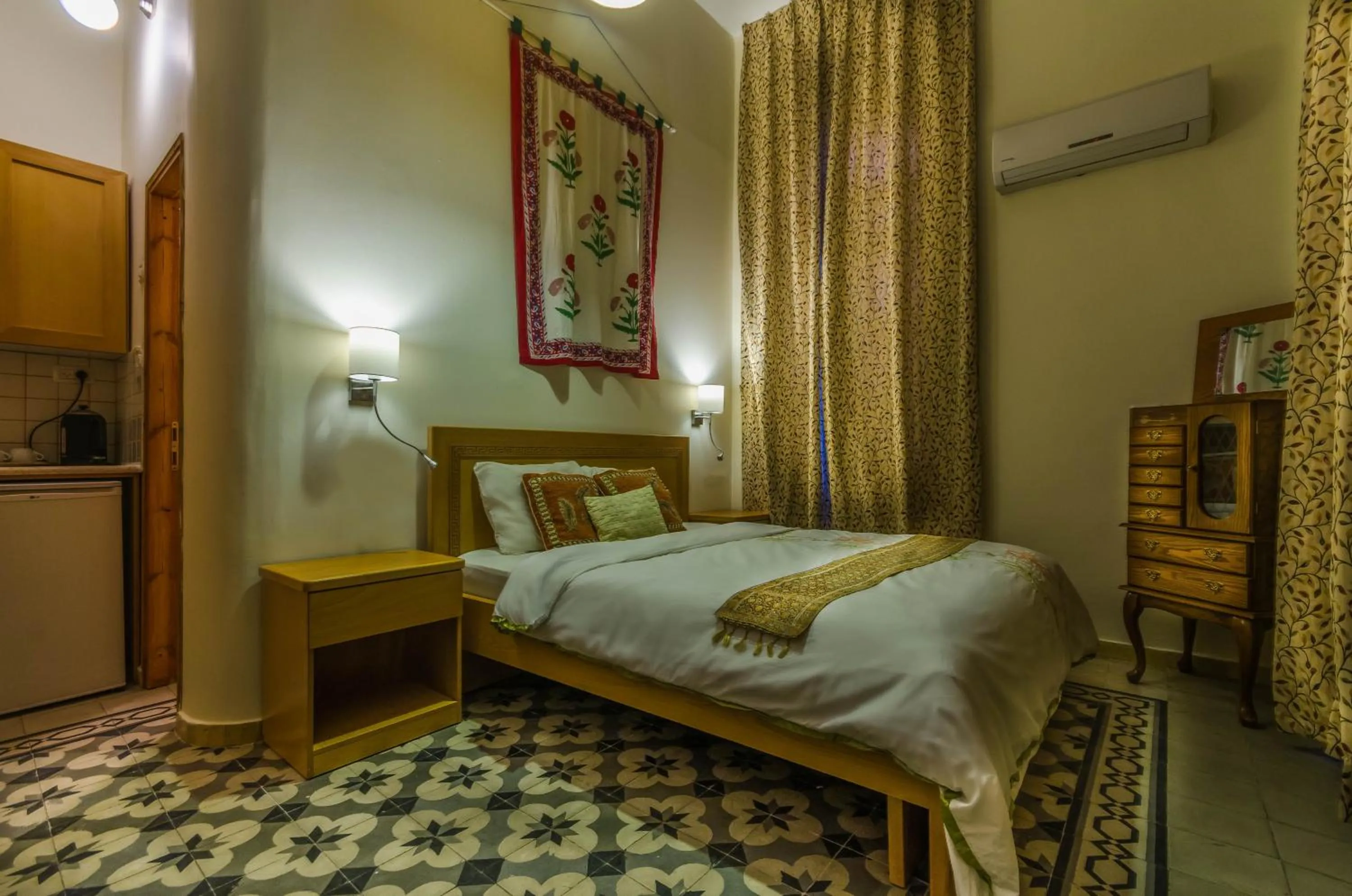 Photo of the whole room, Bed in Jerusalem Garden Home