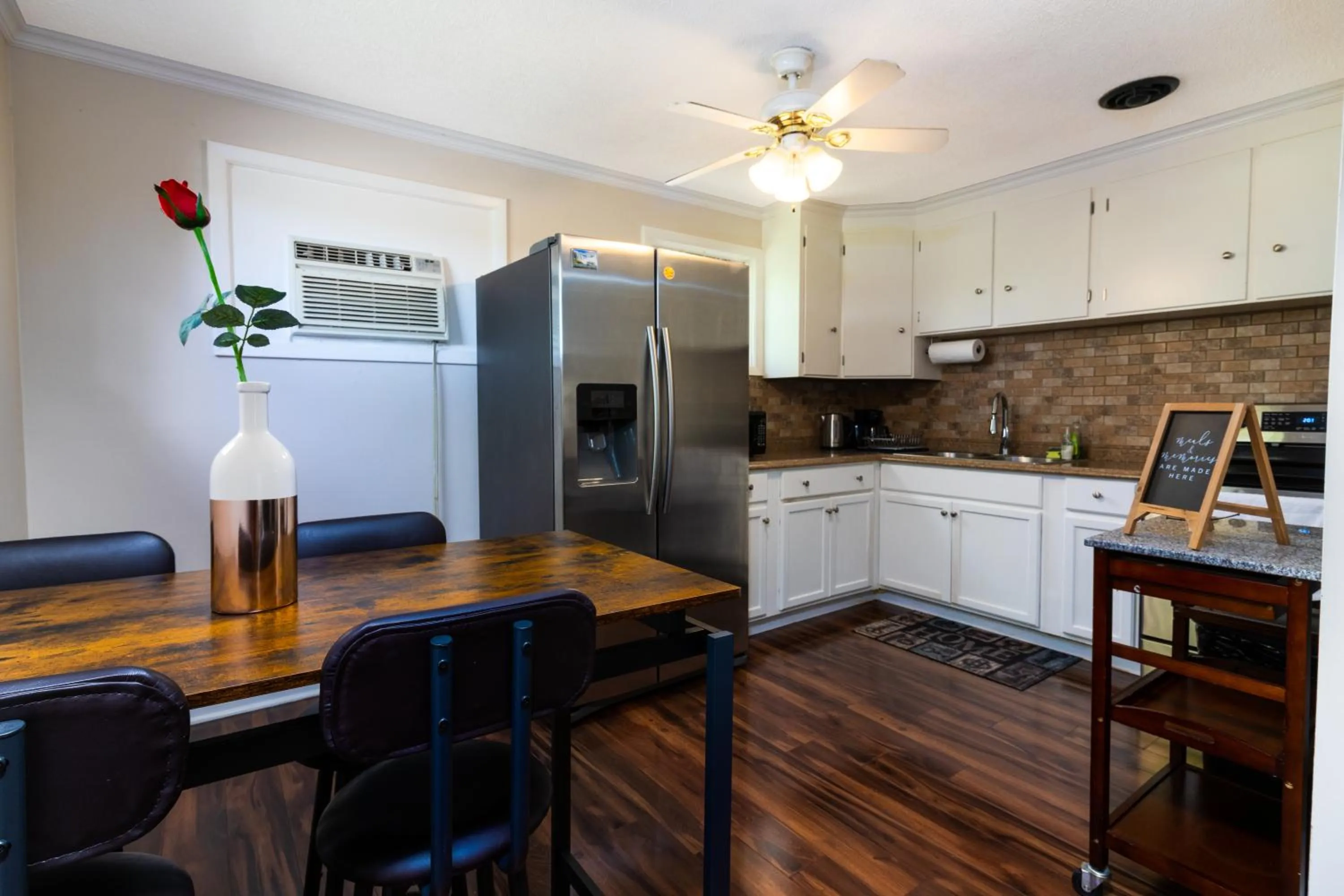 The Gorge View Villa- With Private Yard & Free Parking-see full listing info