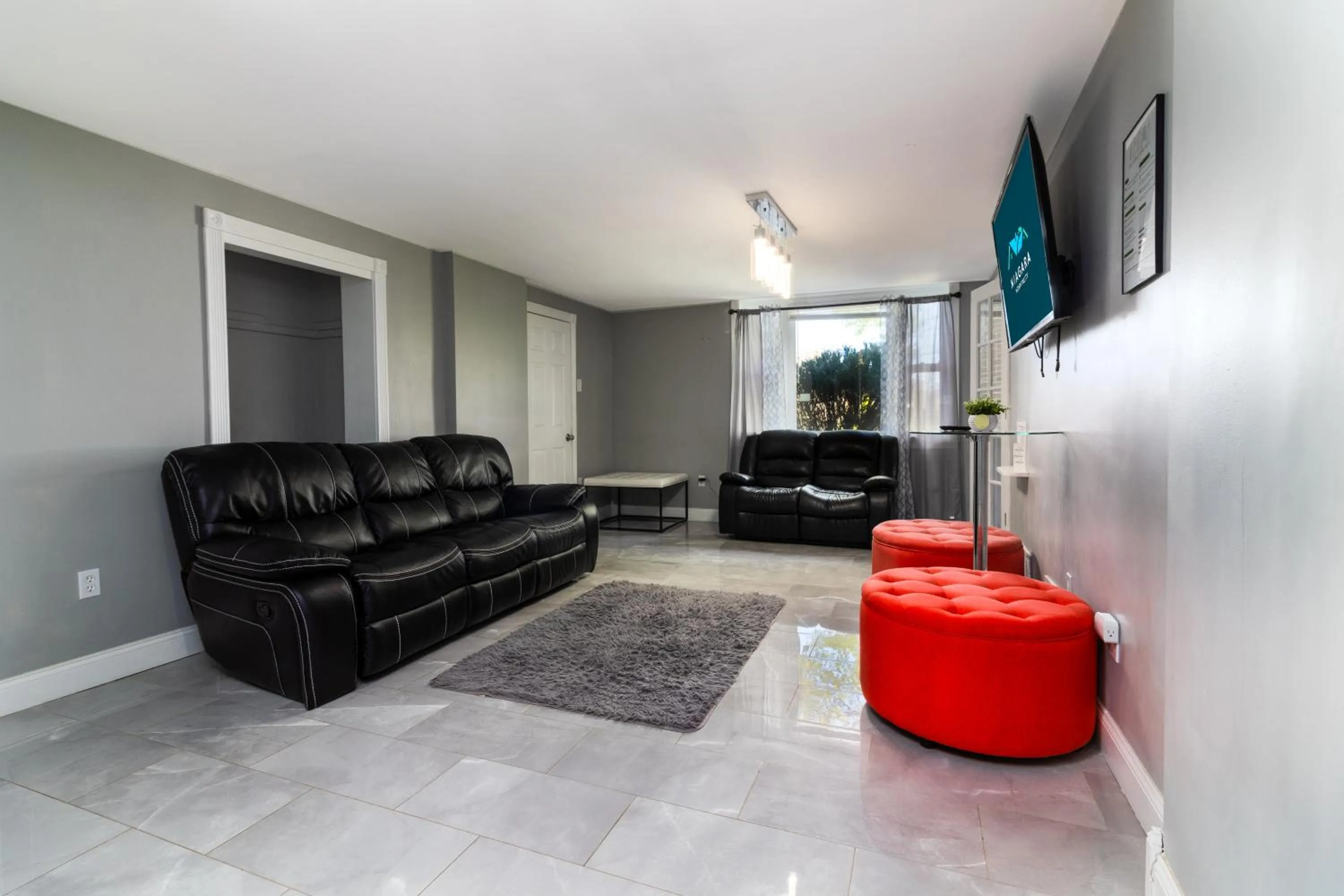 The Gorge View Villa- With Private Yard & Free Parking-see full listing info