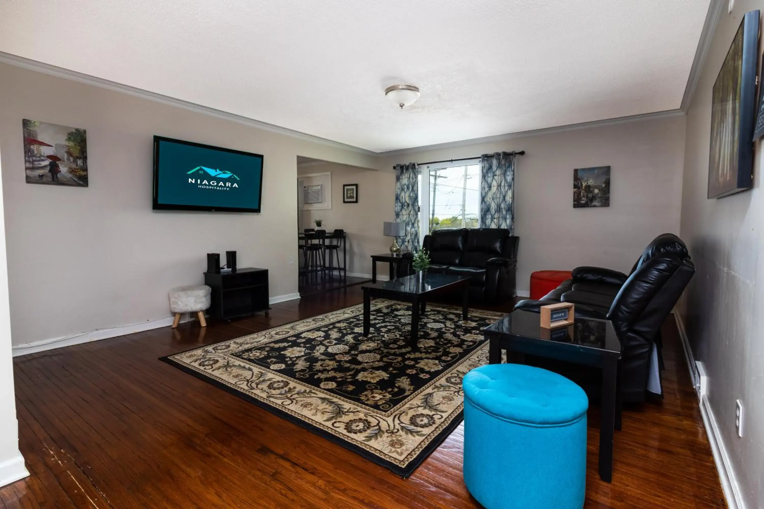 The Gorge View Villa- With Private Yard & Free Parking-see full listing info The Gorge View Villa- With Private Yard & Free Parking-see full listing info