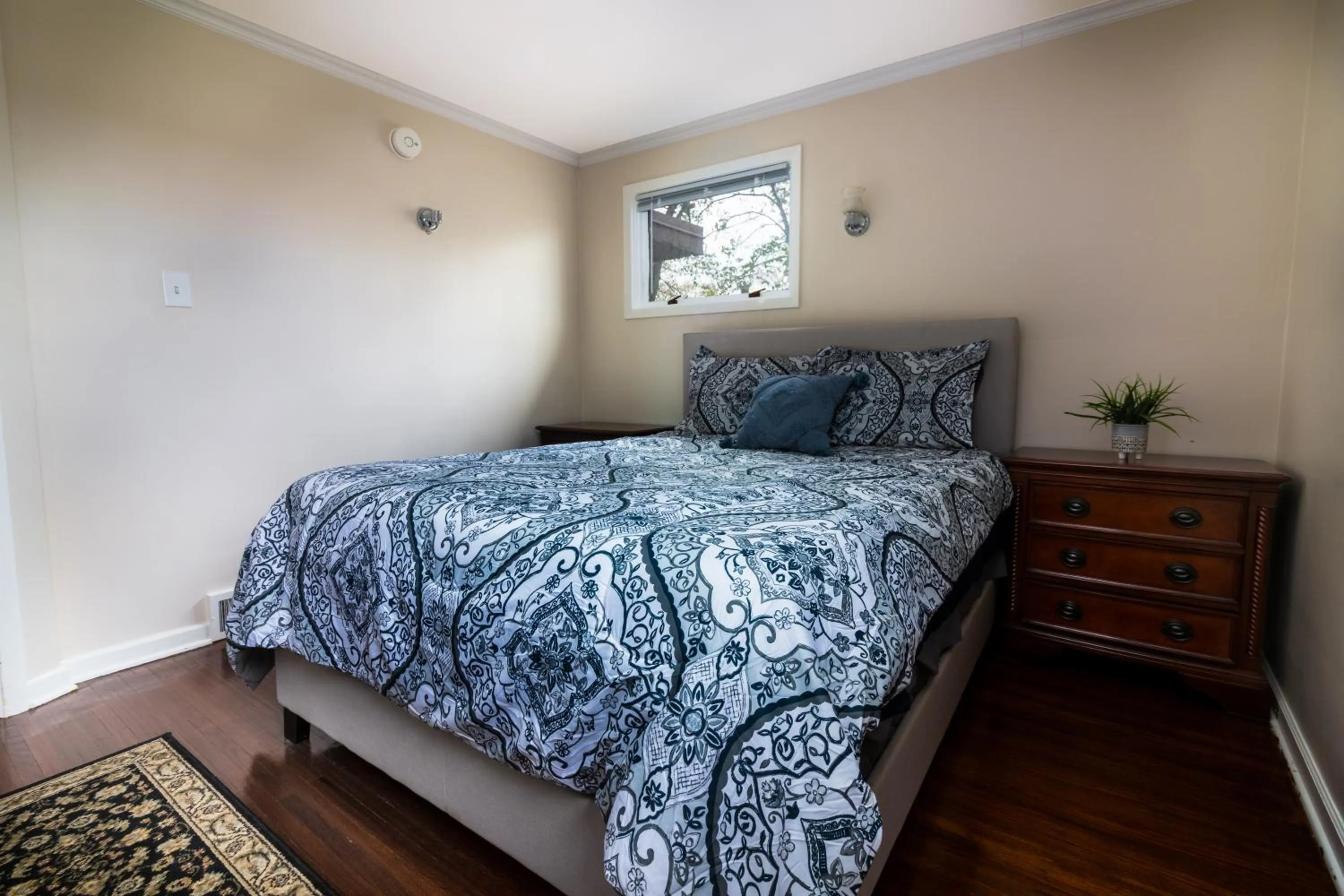 Bed in The Gorge View Villa- With Private Yard & Free Parking-see full listing info
