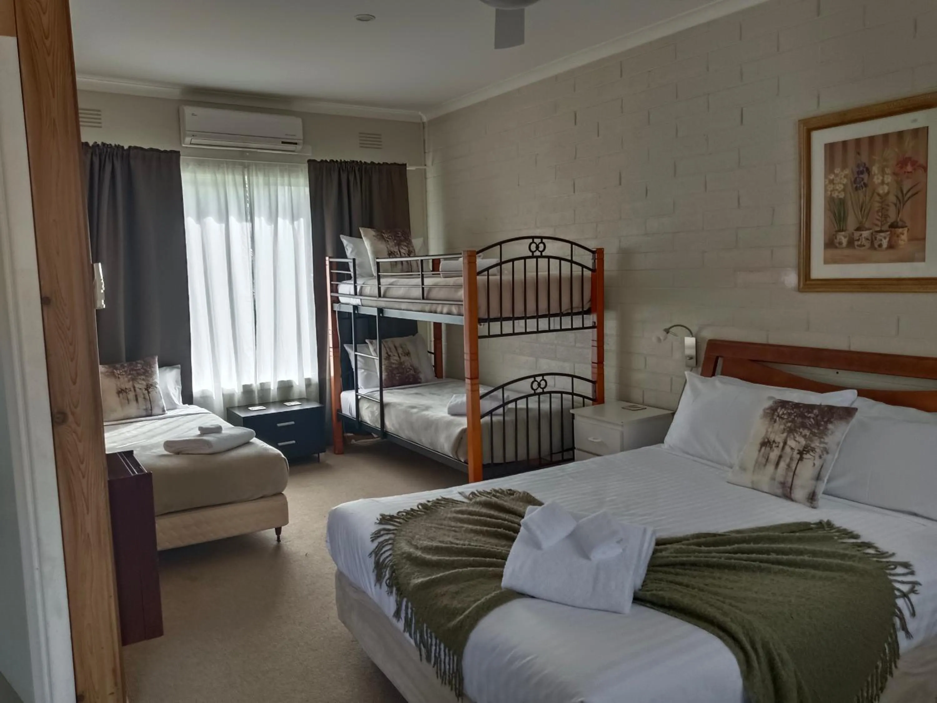 Photo of the whole room, Bed in Buffalo Motel and Country Retreat