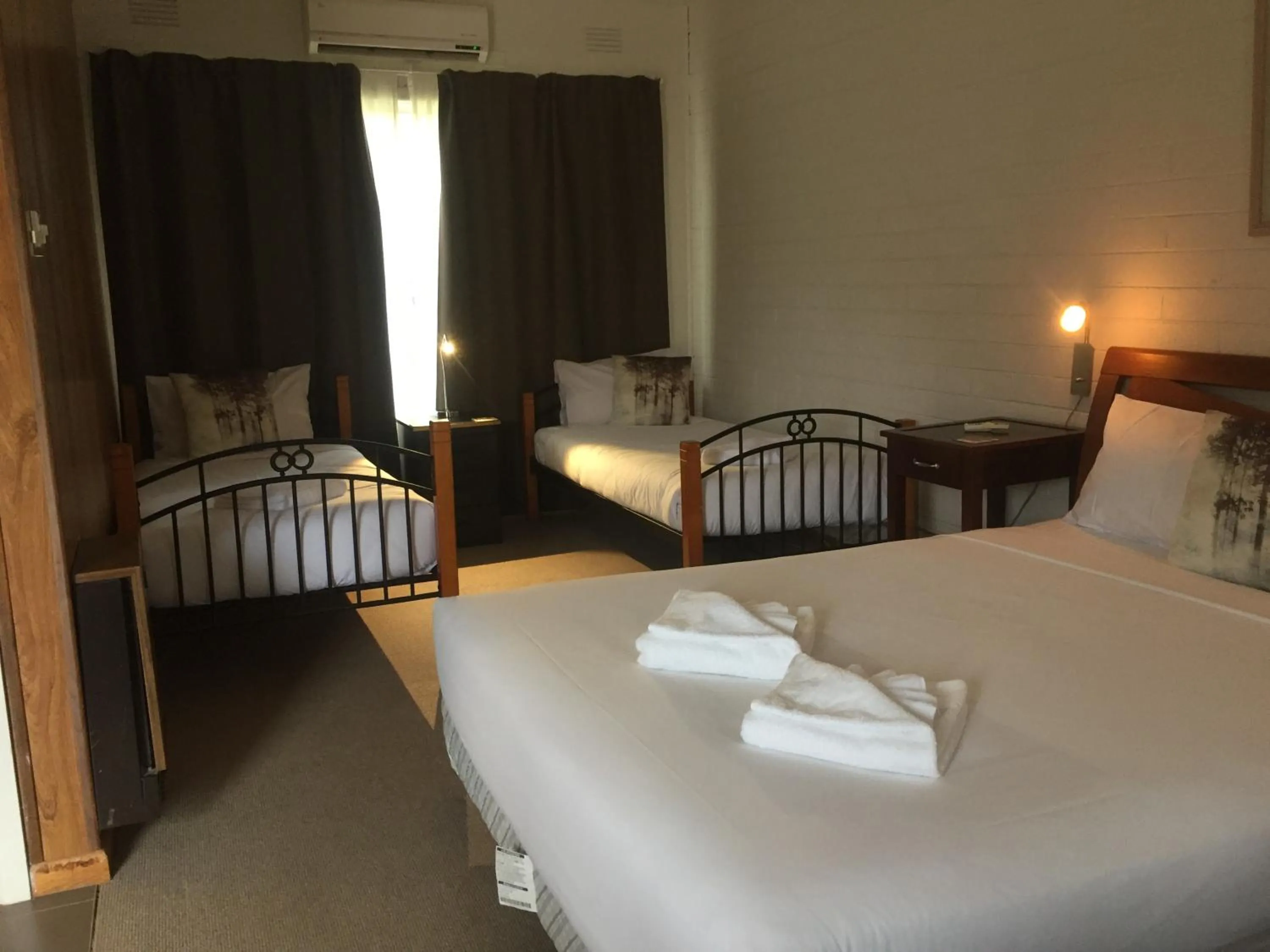 Bedroom, Bed in Buffalo Motel and Country Retreat