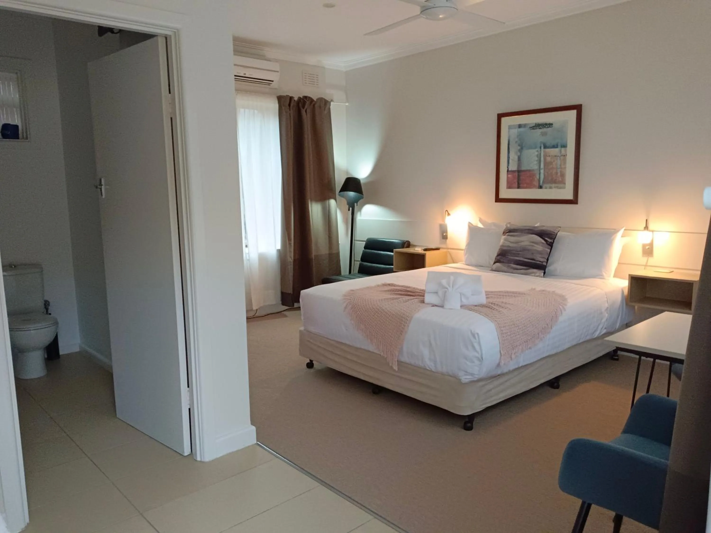 Photo of the whole room, Bed in Buffalo Motel and Country Retreat