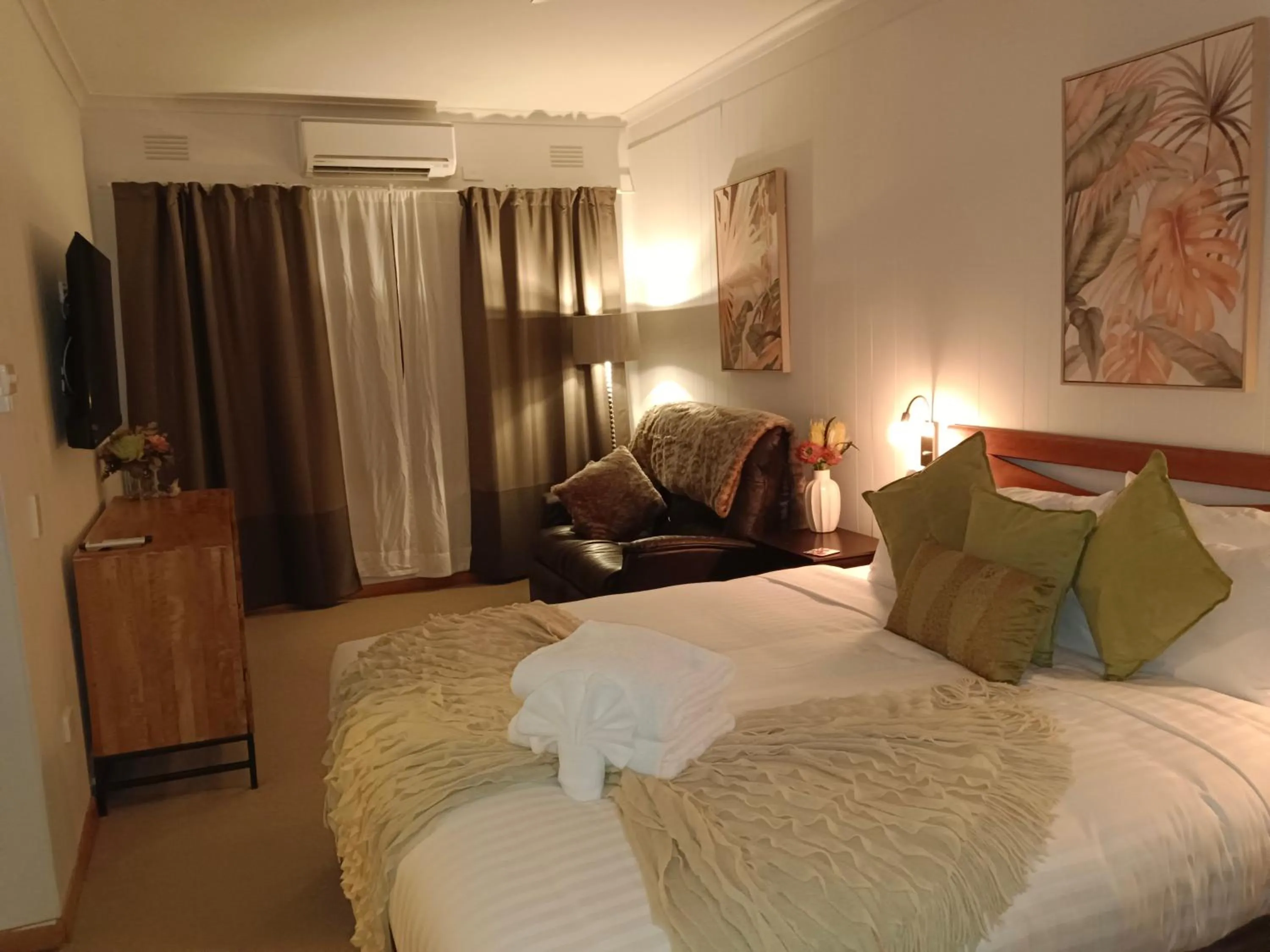 Bed in Buffalo Motel and Country Retreat