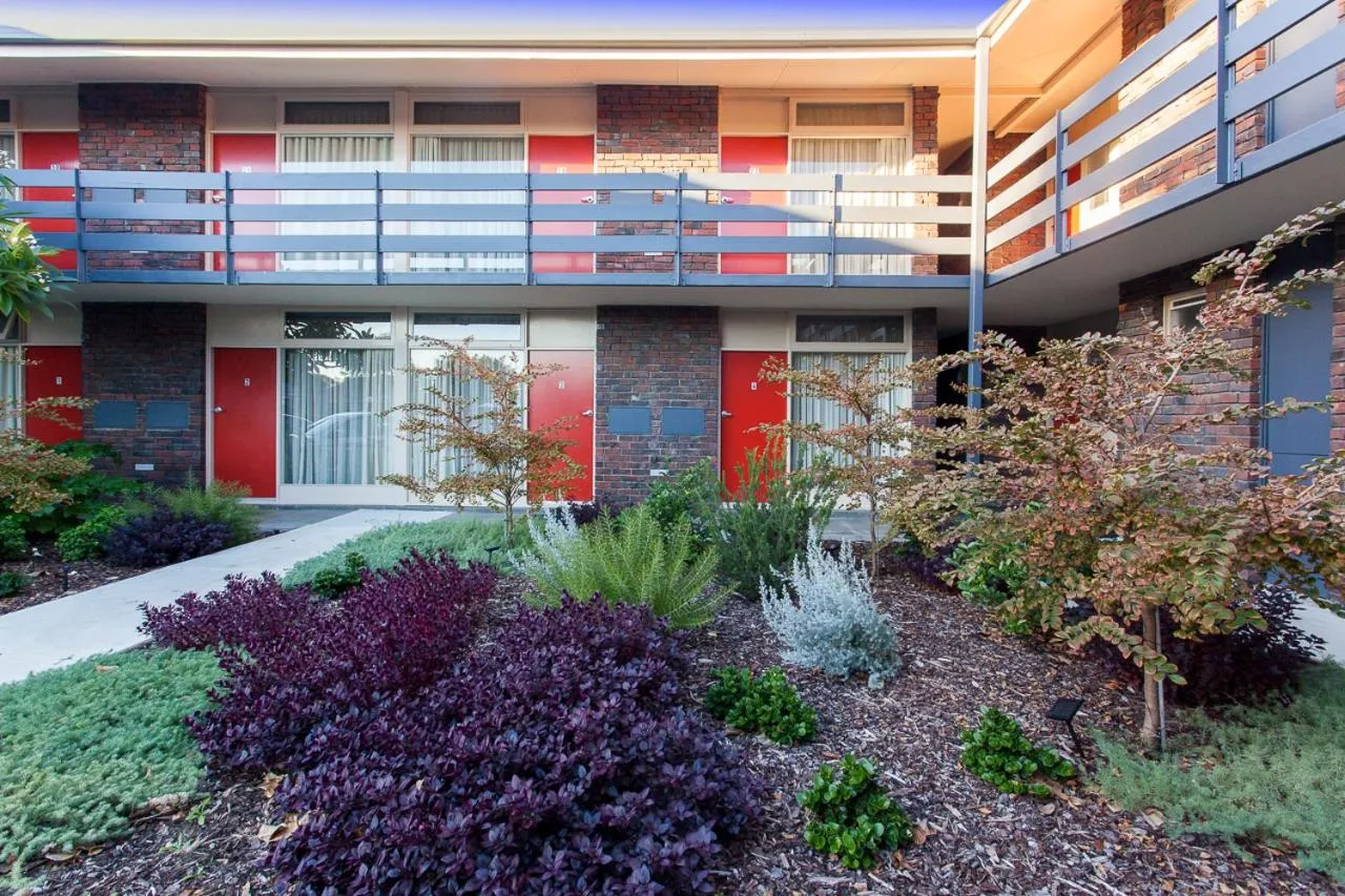 Inner courtyard view in Kings Park Motel