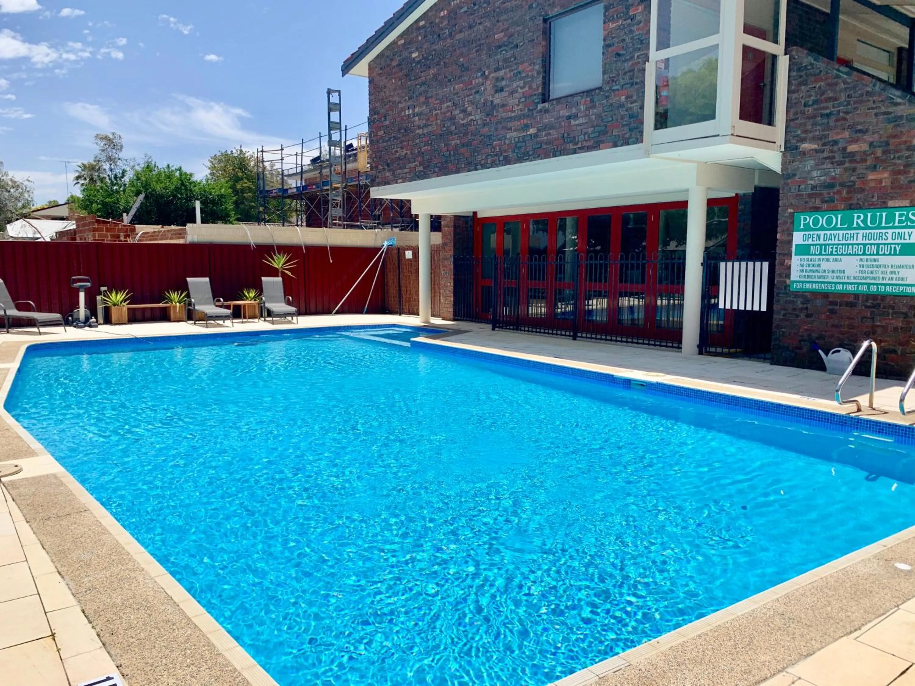 Swimming pool in Kings Park Motel