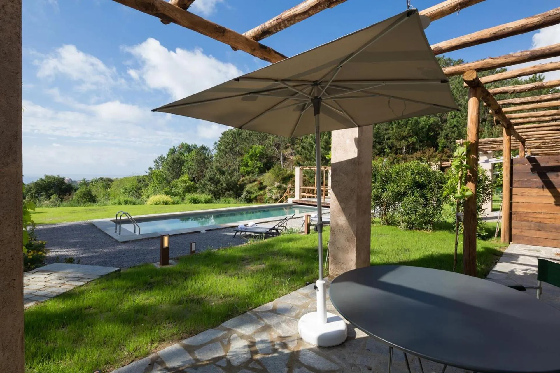 Swimming pool in Mirandola Suites