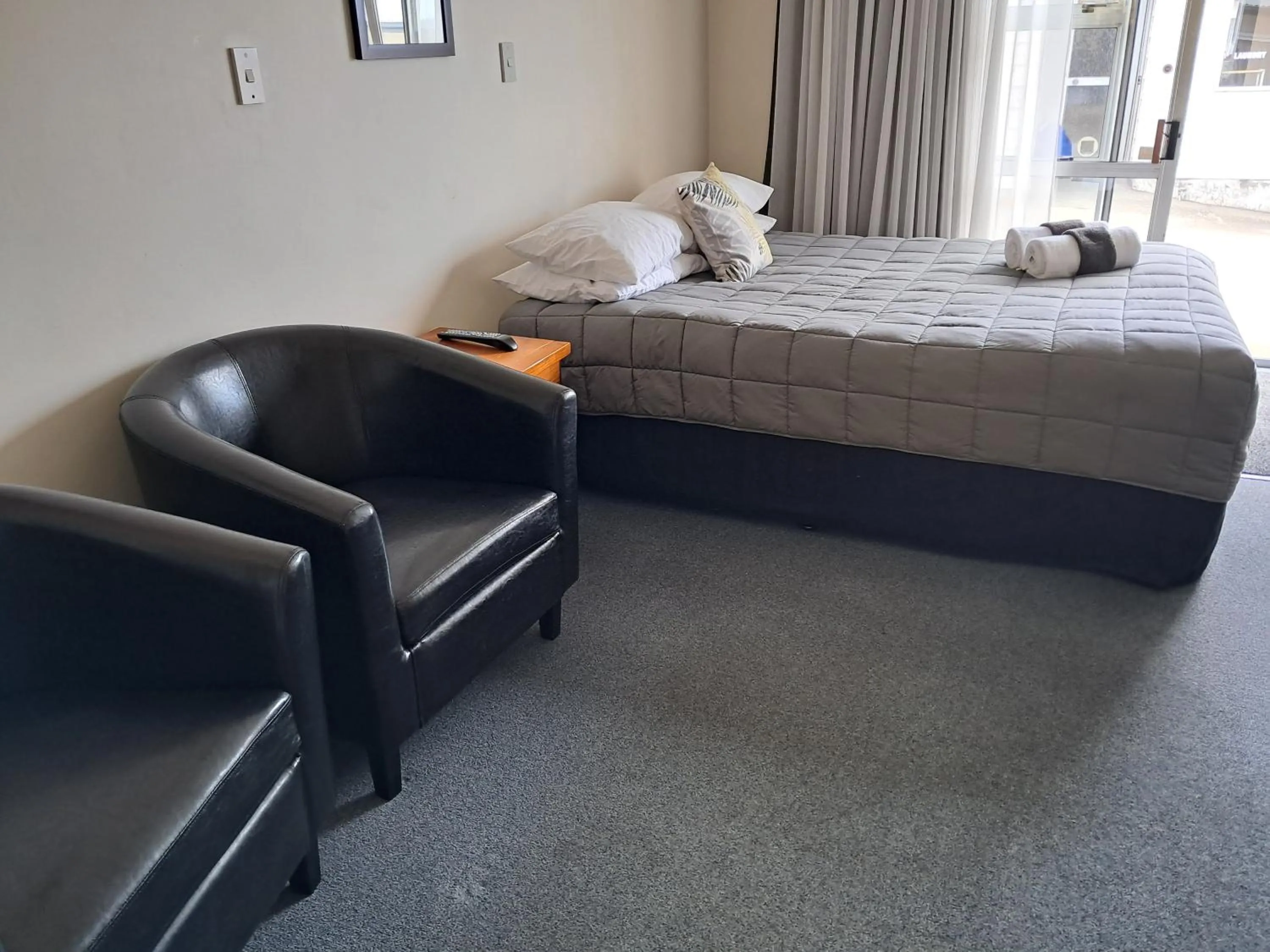 Living room, Bed in The Coast Motel