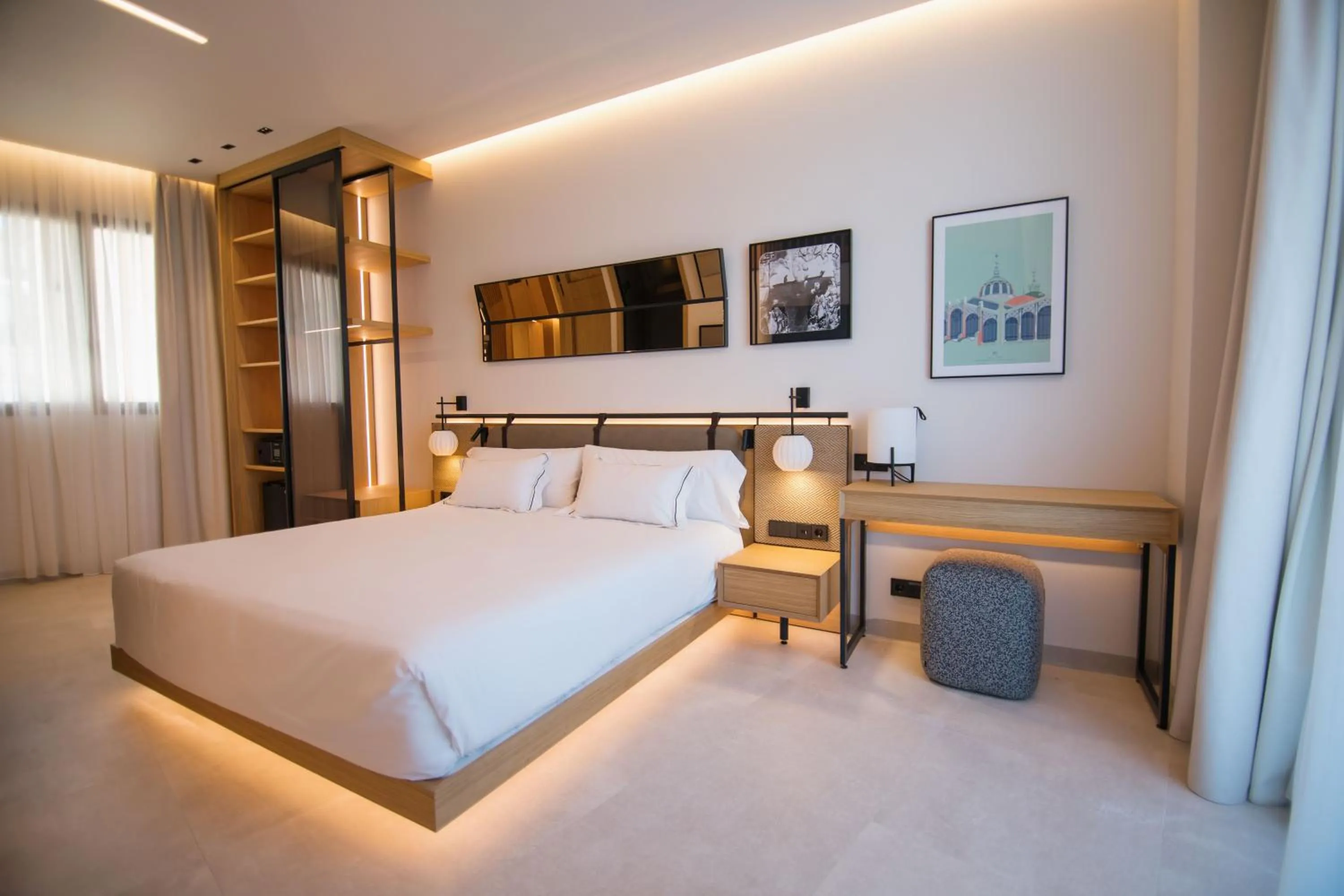 Photo of the whole room, Bed in MYR Puerta Serranos