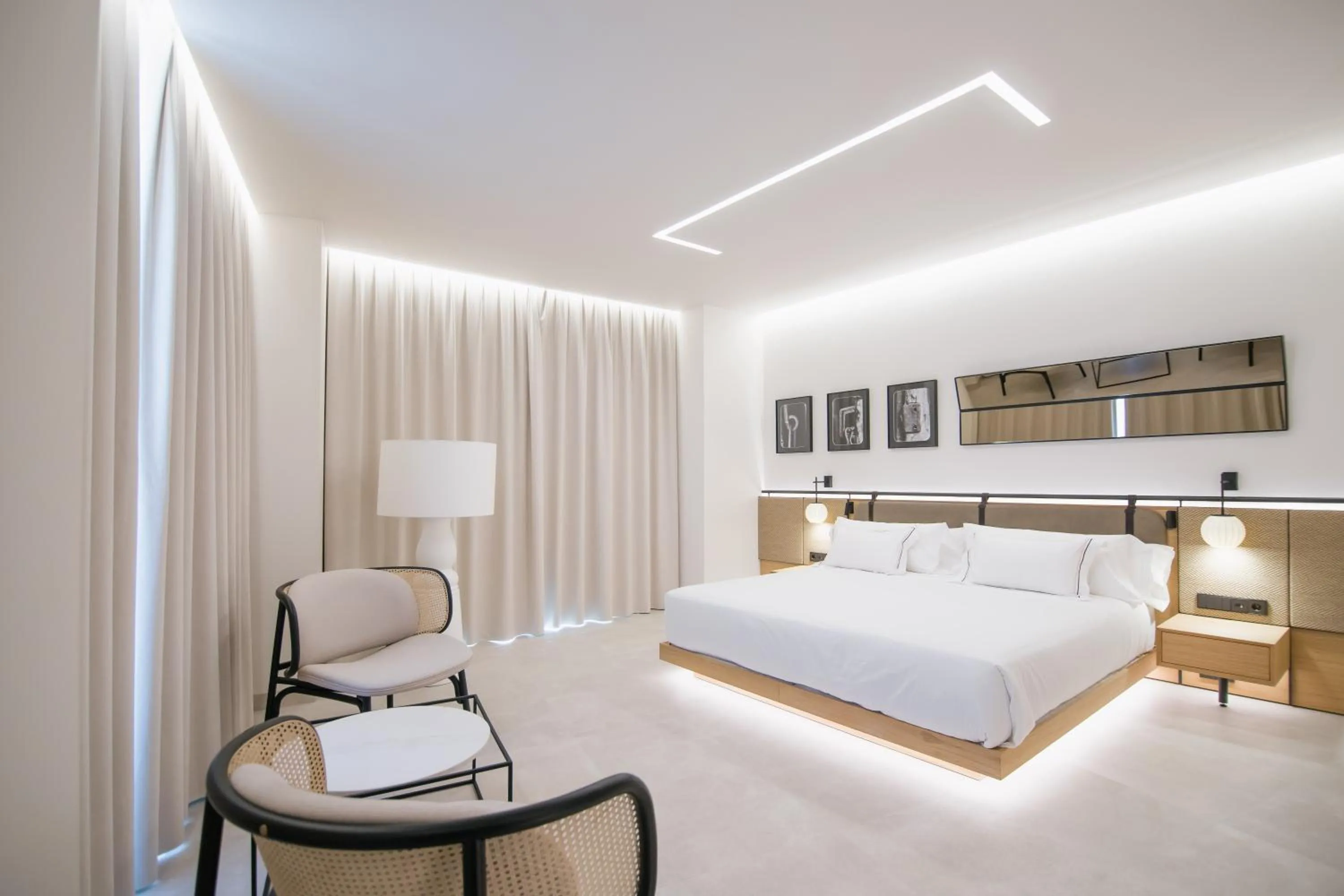 Photo of the whole room, Bed in MYR Puerta Serranos