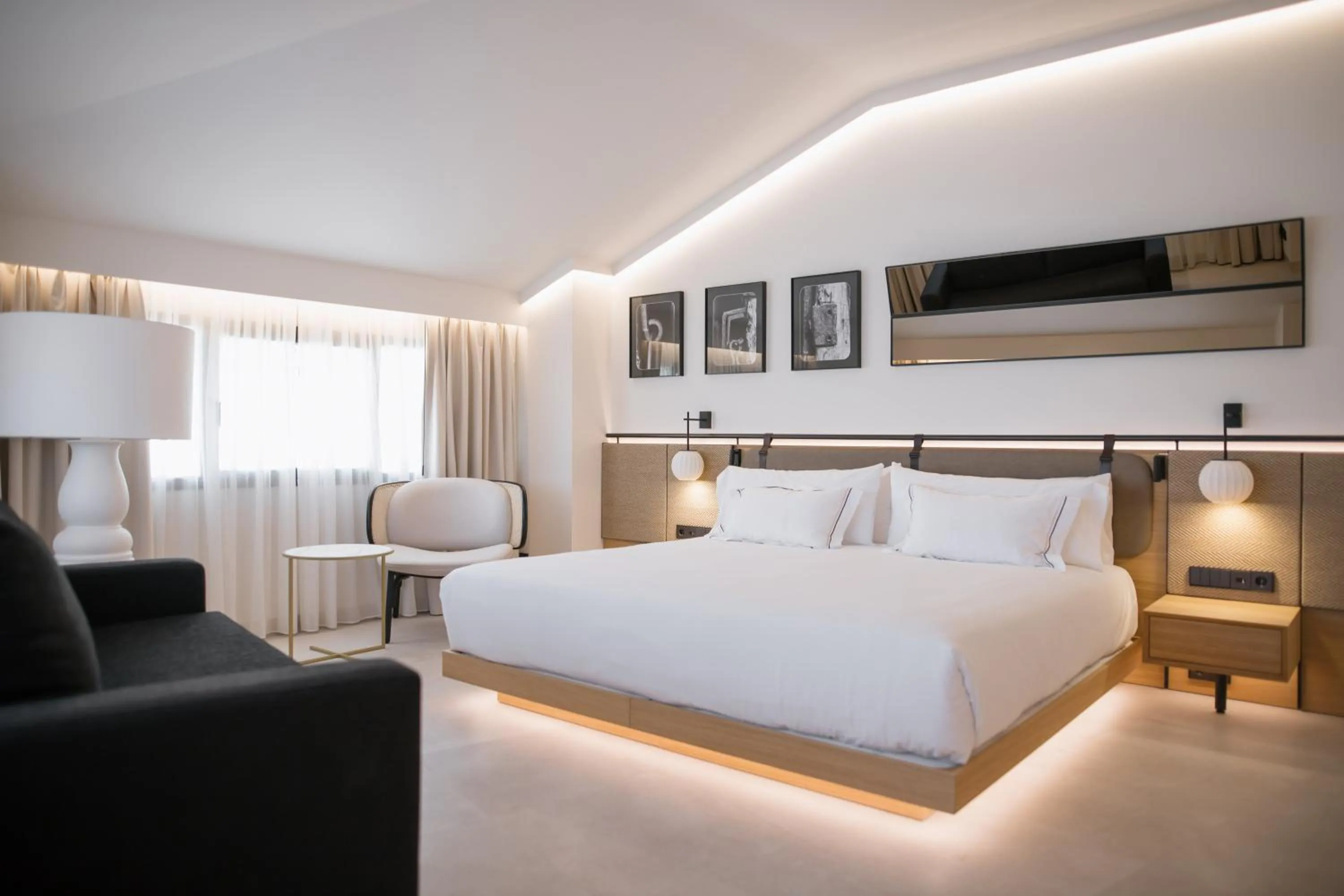 Photo of the whole room, Bed in MYR Puerta Serranos