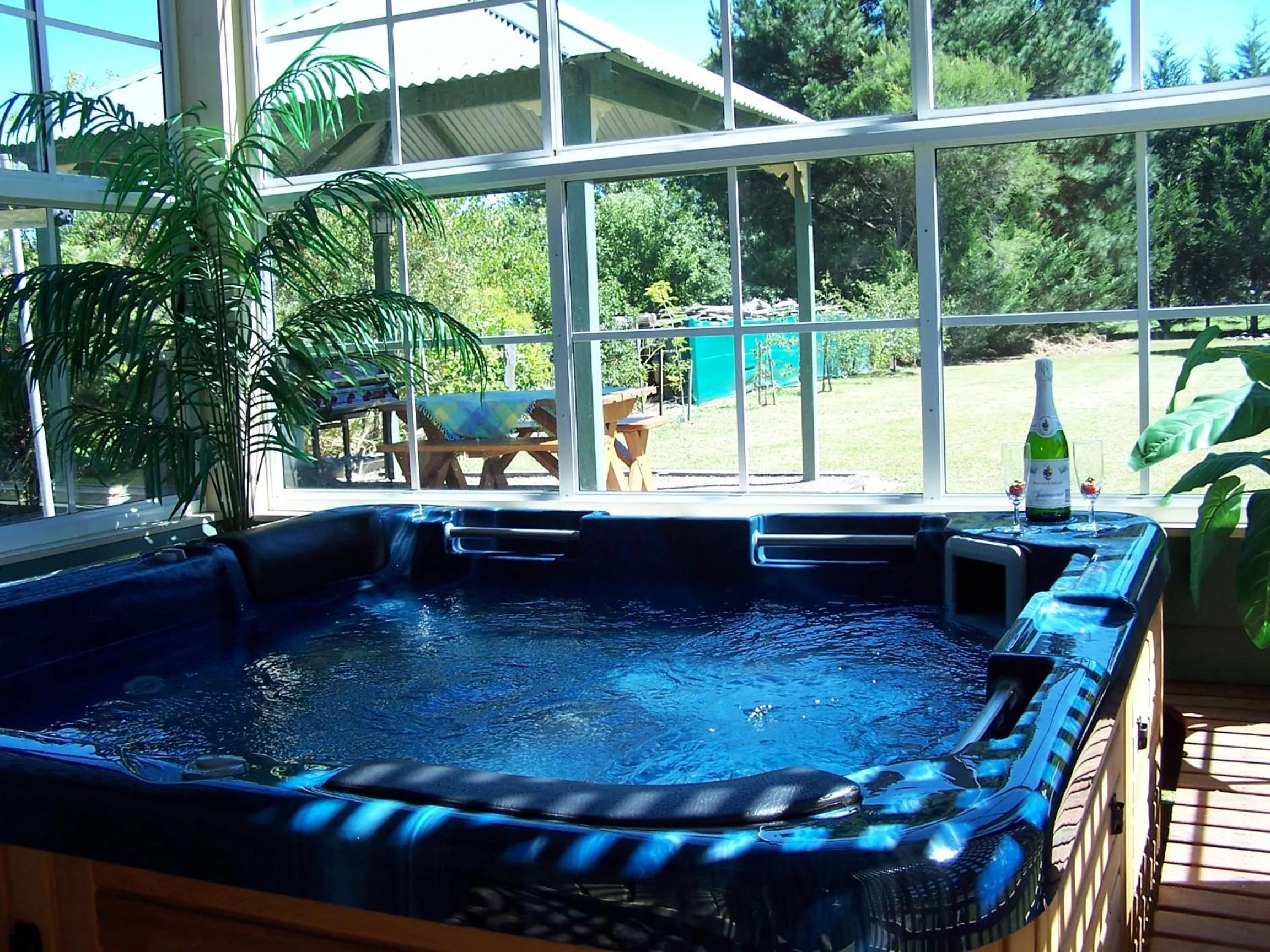 Hot Tub in Sunburst Retreat