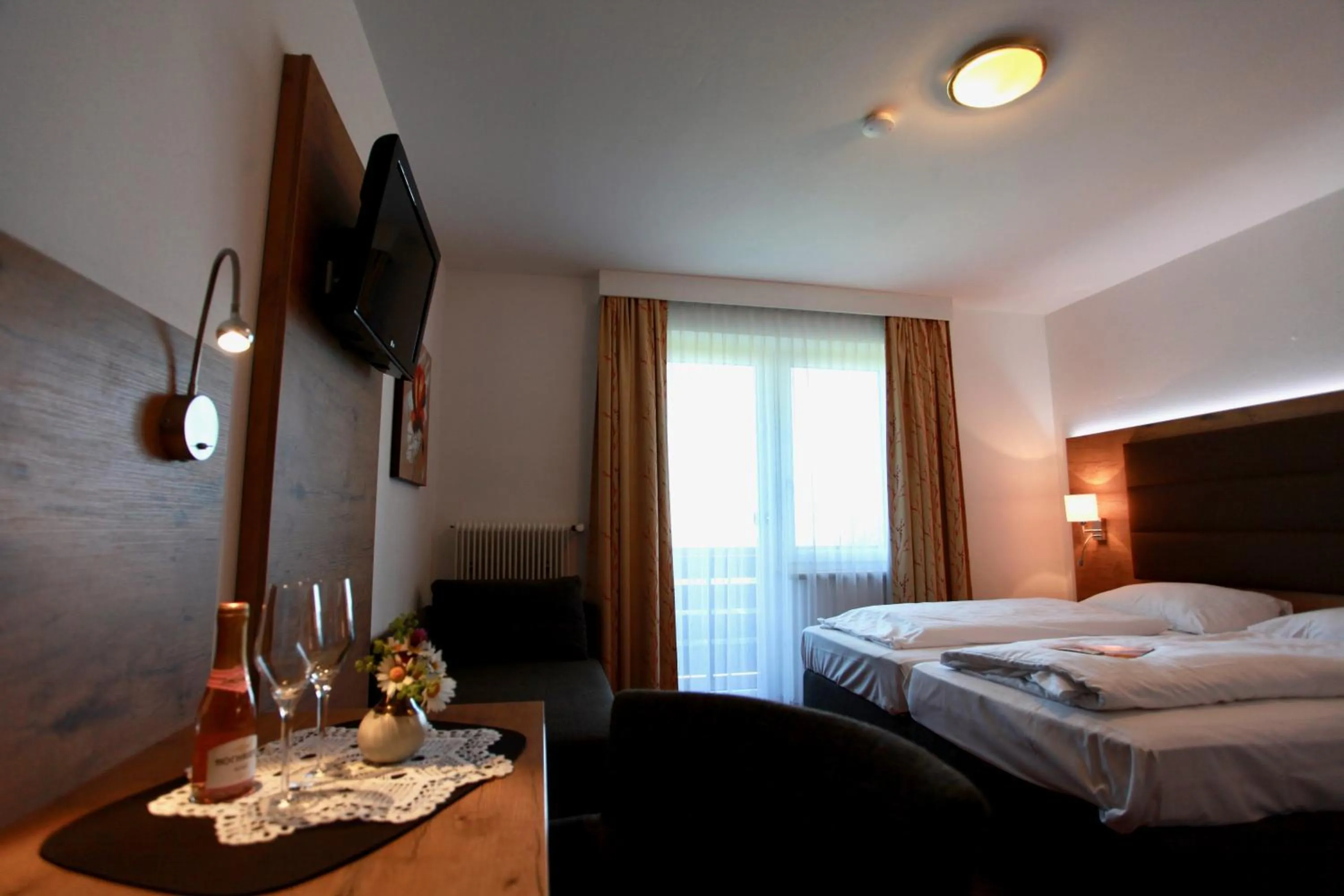 Alcoholic drinks, Bed in Hotel-Restaurant am Hochfuchs