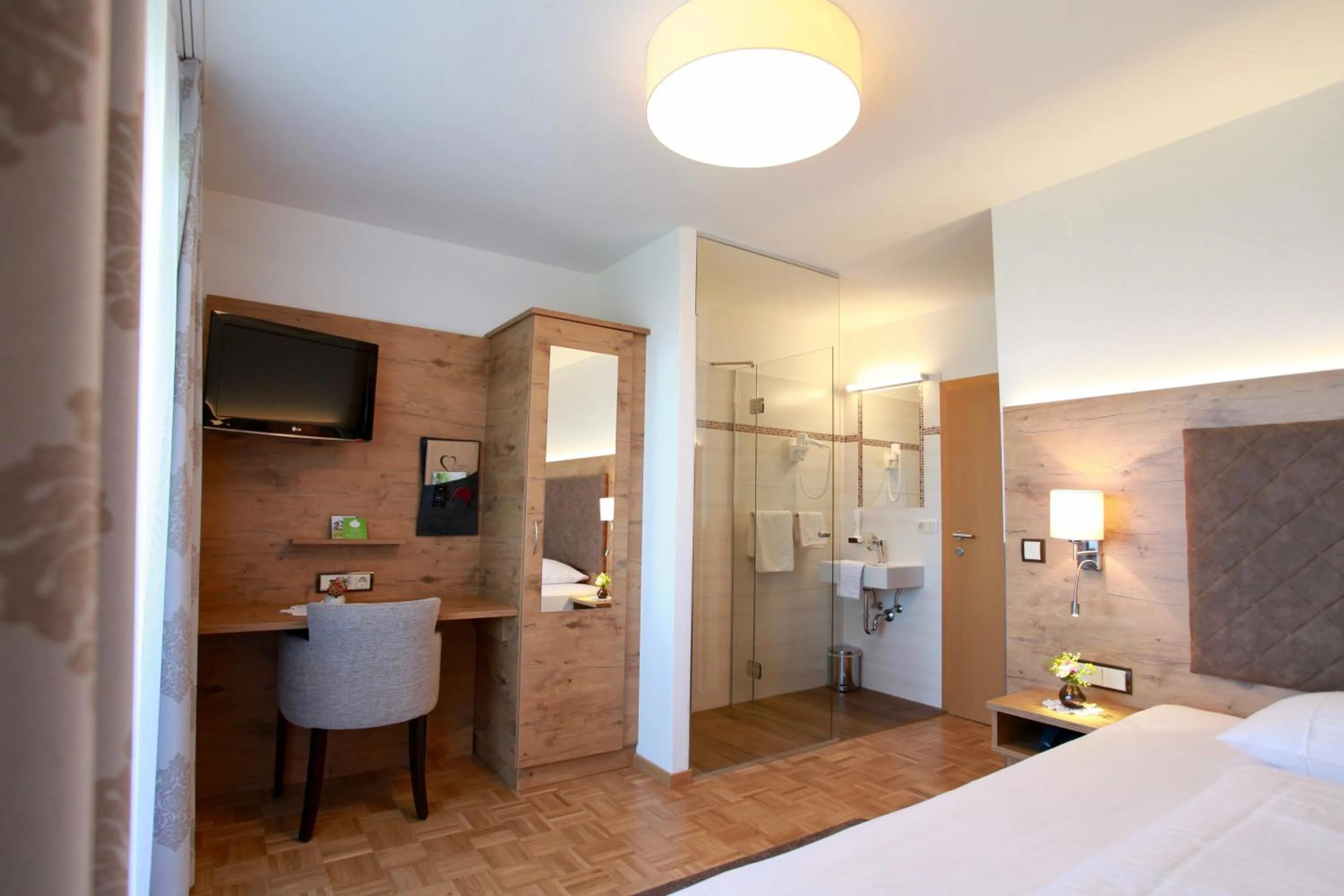 Bathroom, Bed in Hotel-Restaurant am Hochfuchs