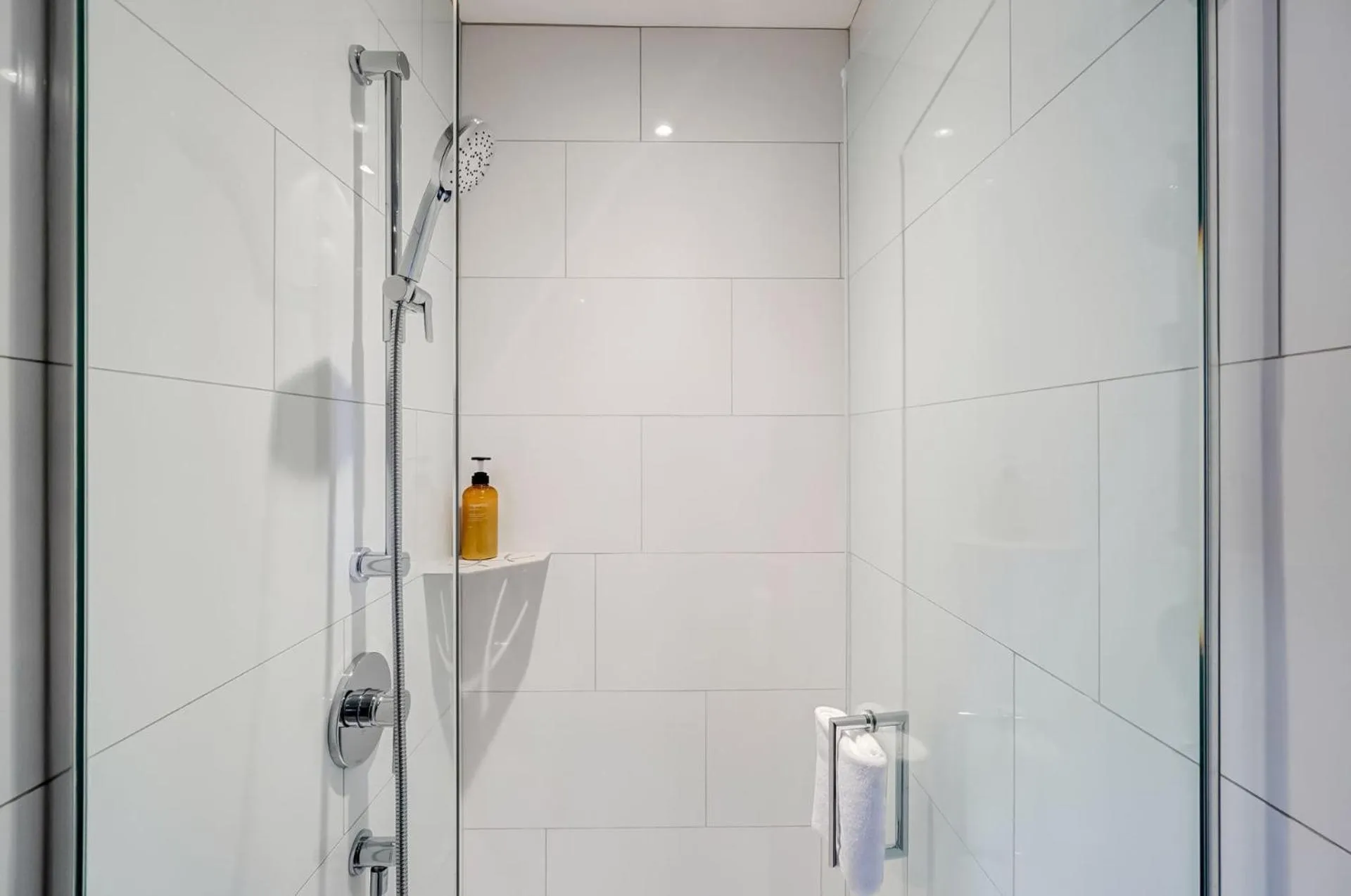 Shower in Suites du Lac Moore by Manitonga